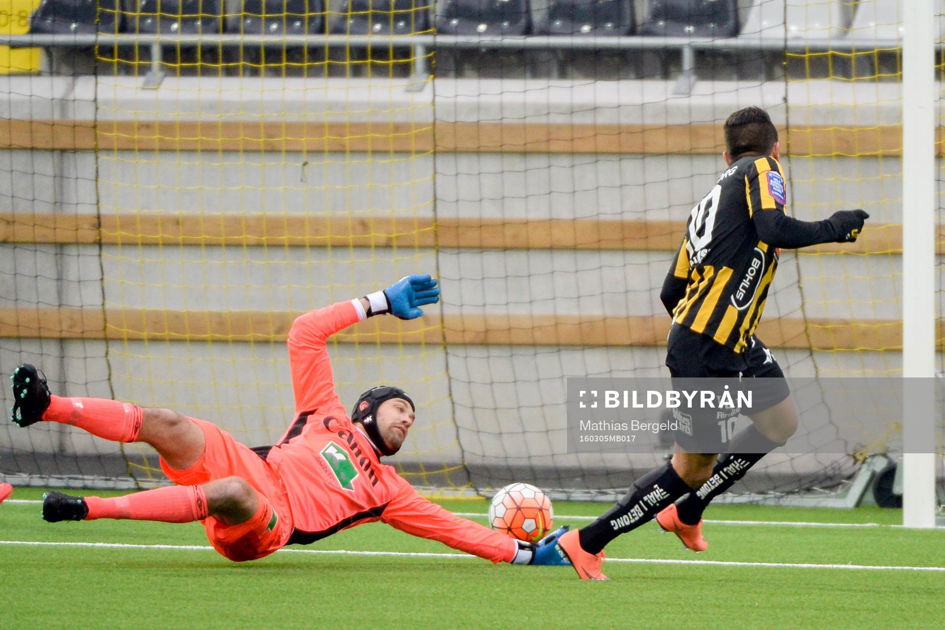 Häckens Paulo de Oliveira gör 4-0 bakom Gefles målvakt