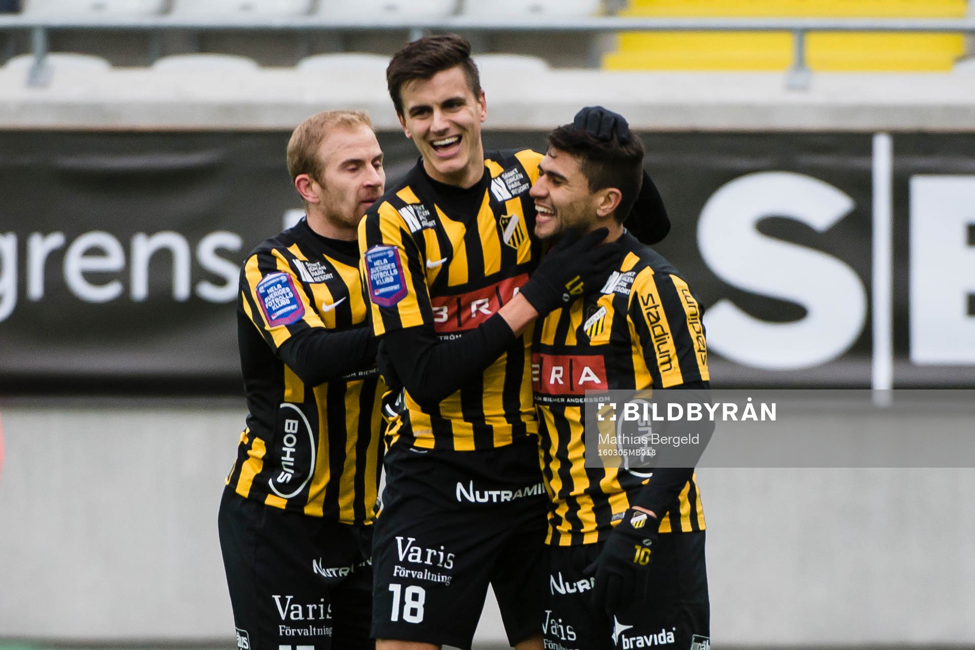 Häckens Kari Arkivuo och Alexander Jeremejeff jublar