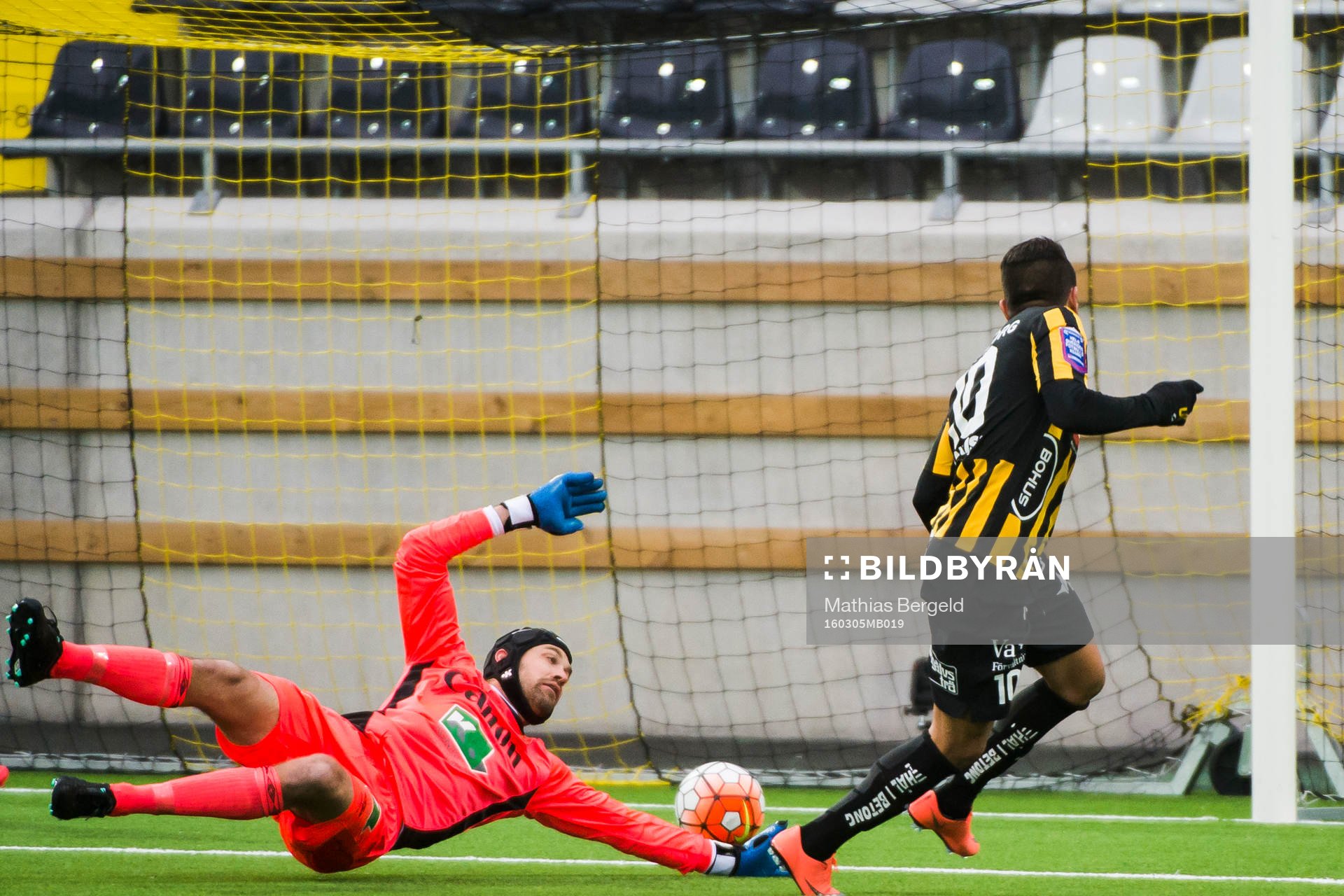 Häckens Paulo de Oliveira gör 2-0 på Gefles målvakt