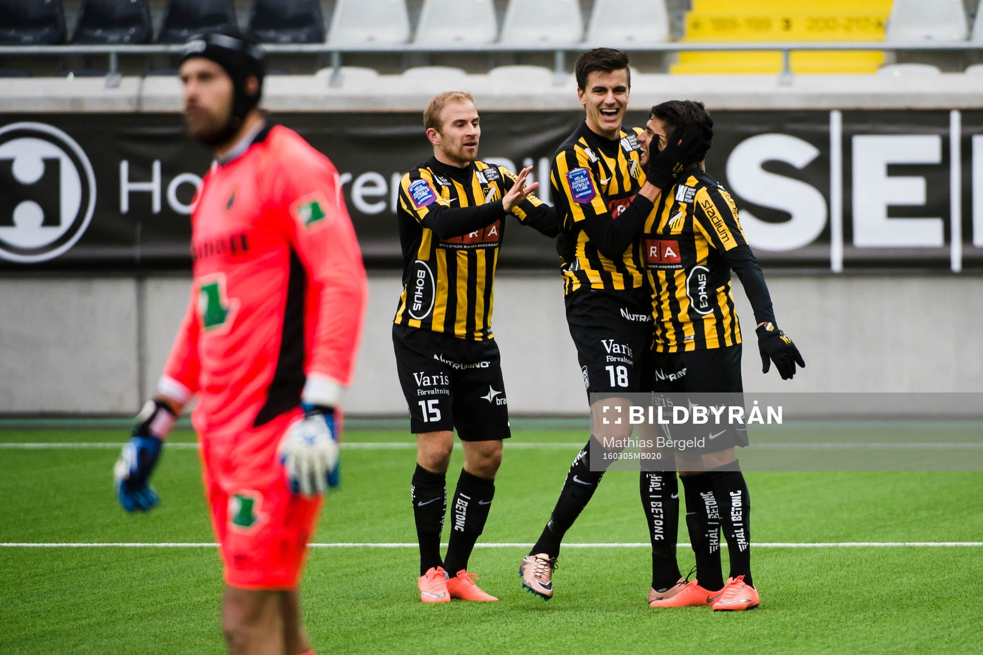 Gefles målvakt Emil Hedvall deppar medan Häckens Kari