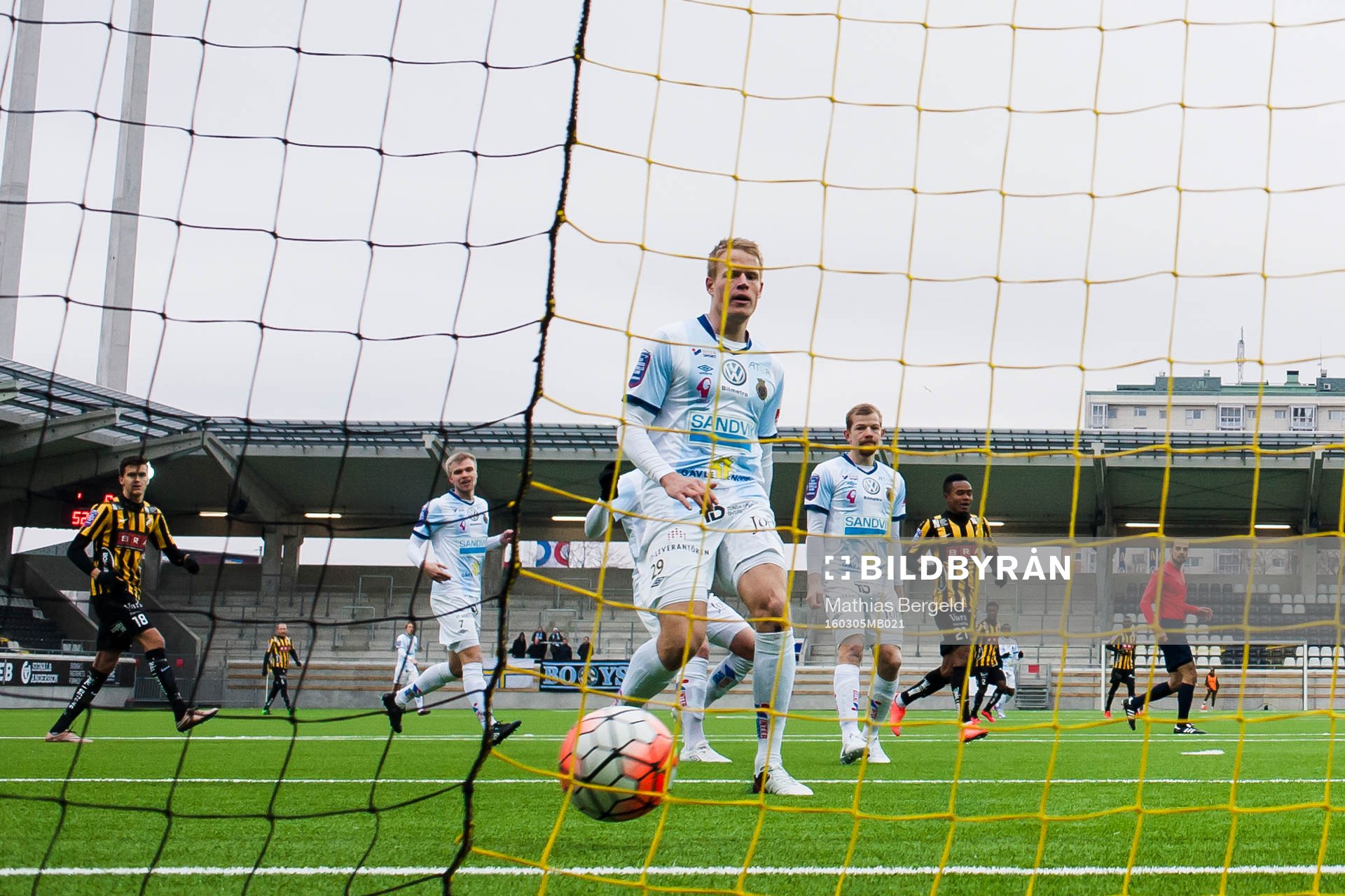 Häckens Paulo de Oliveira gör 4-0 bakom Gefles målvakt