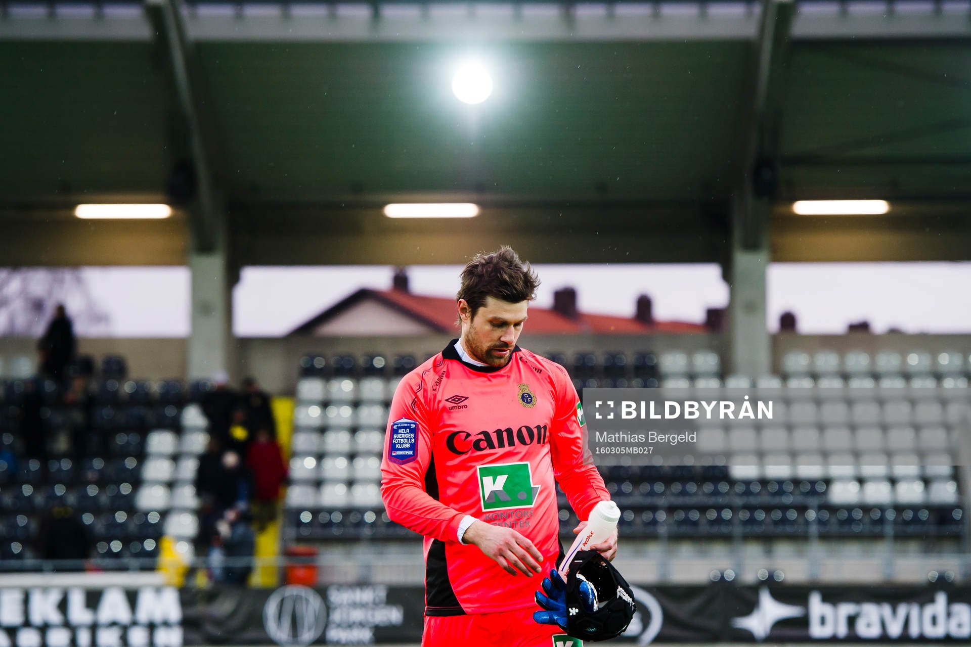 Gefles målvakt Emil Hedvall deppar