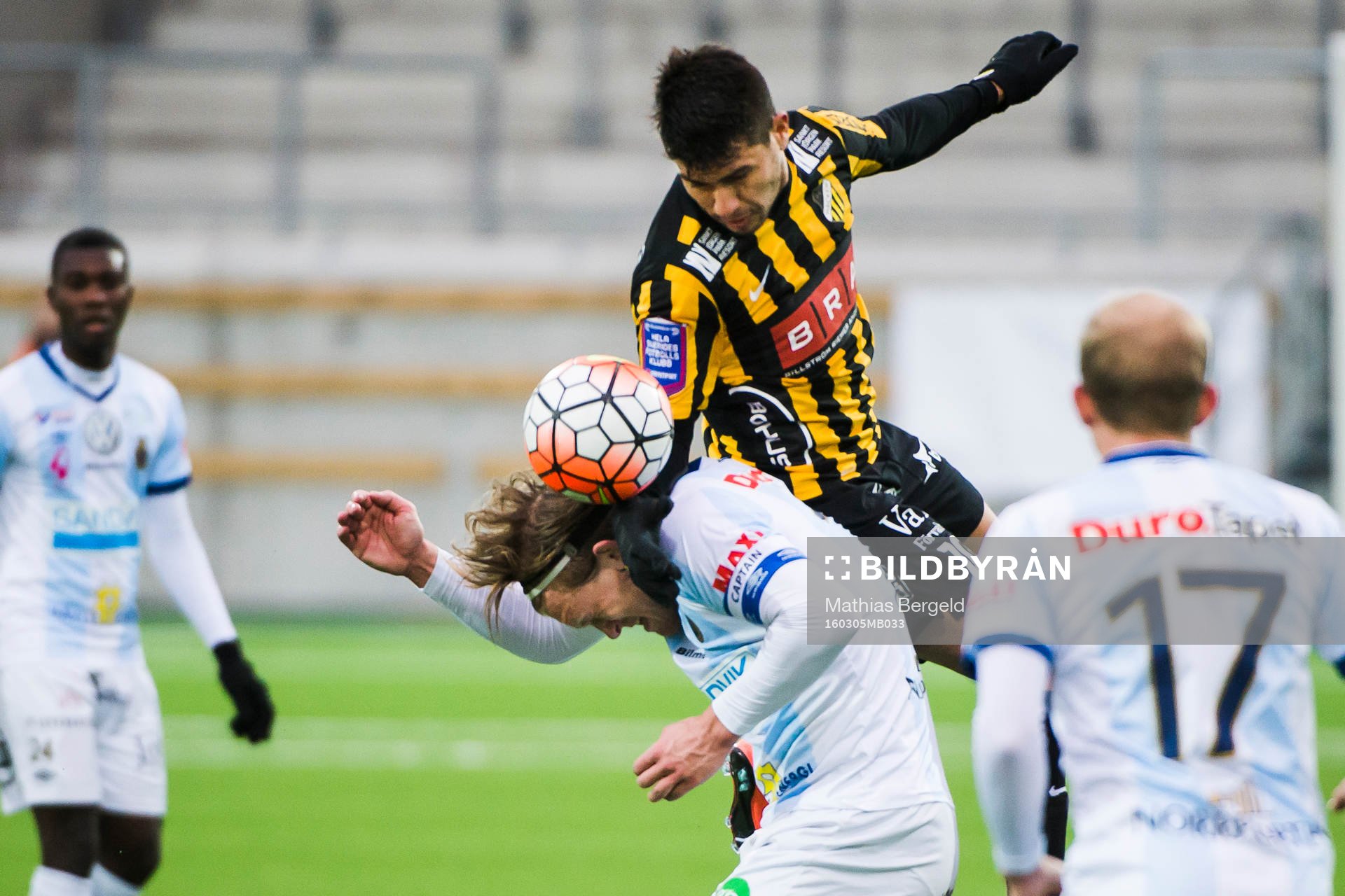 Häckens Paulo de Oliveira i nickduell med Gefles Anders