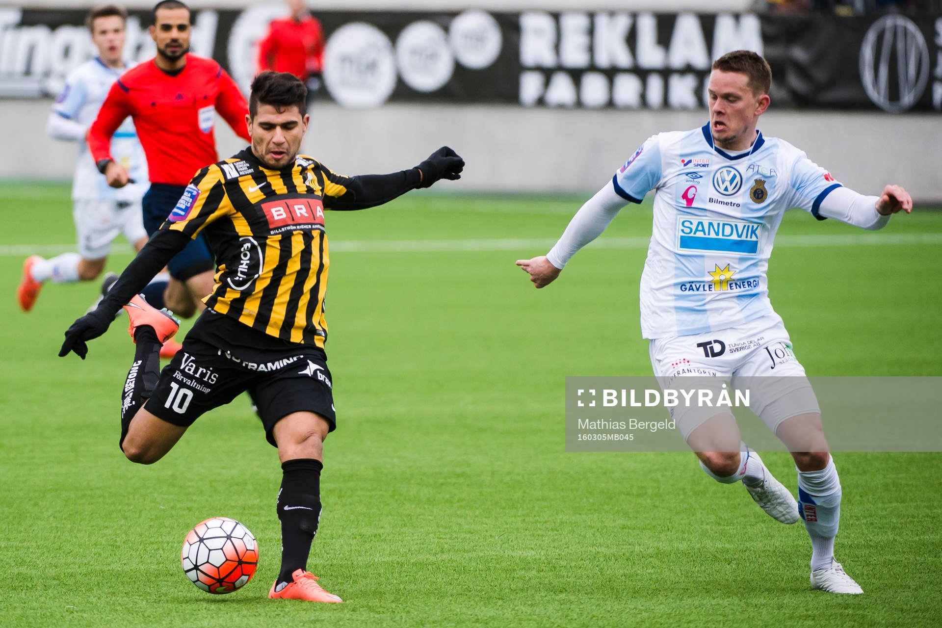 Häckens Paulo de Oliveira skjuter och Gefles Anton Lans