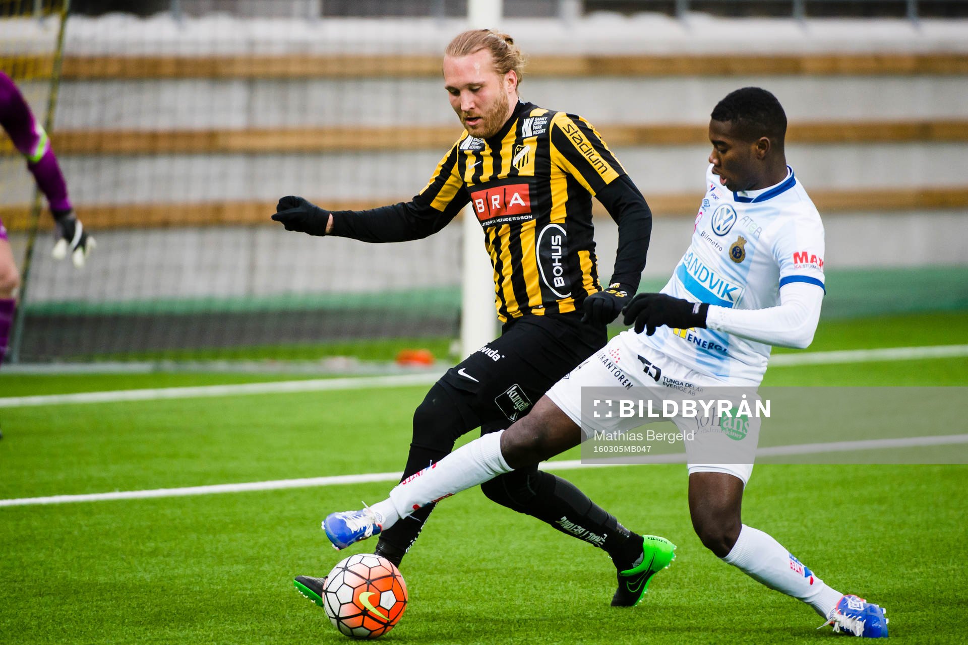 Häckens Emil Wahlström i kamp om bollen med Gefles Tshutshu Tshakasua under fotbollsmatchen i Svenska Cupen mellan Häcken och Gefle den 5 mars 2016 i Göteborg.