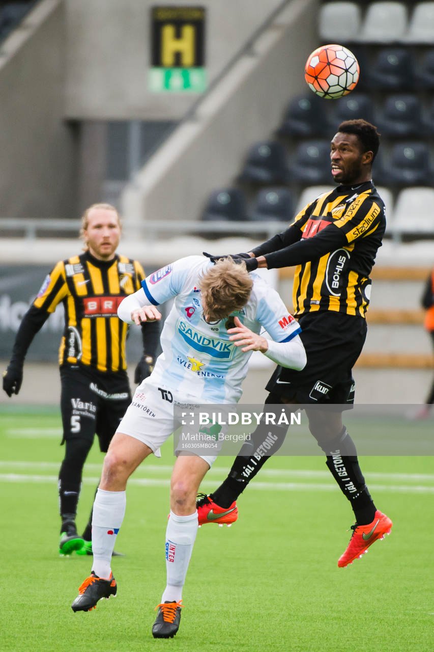 Häckens Mohammed Abubakari i nickduell med Gefles Johan