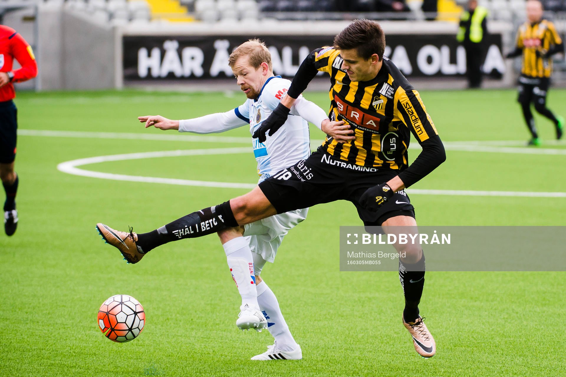 Häckens Alexander Jeremejeff och Gefles Jonas Lantto i kamp om bollen under fotbollsmatchen i Svenska Cupen mellan Häcken och Gefle den 5 mars 2016 i Göteborg.