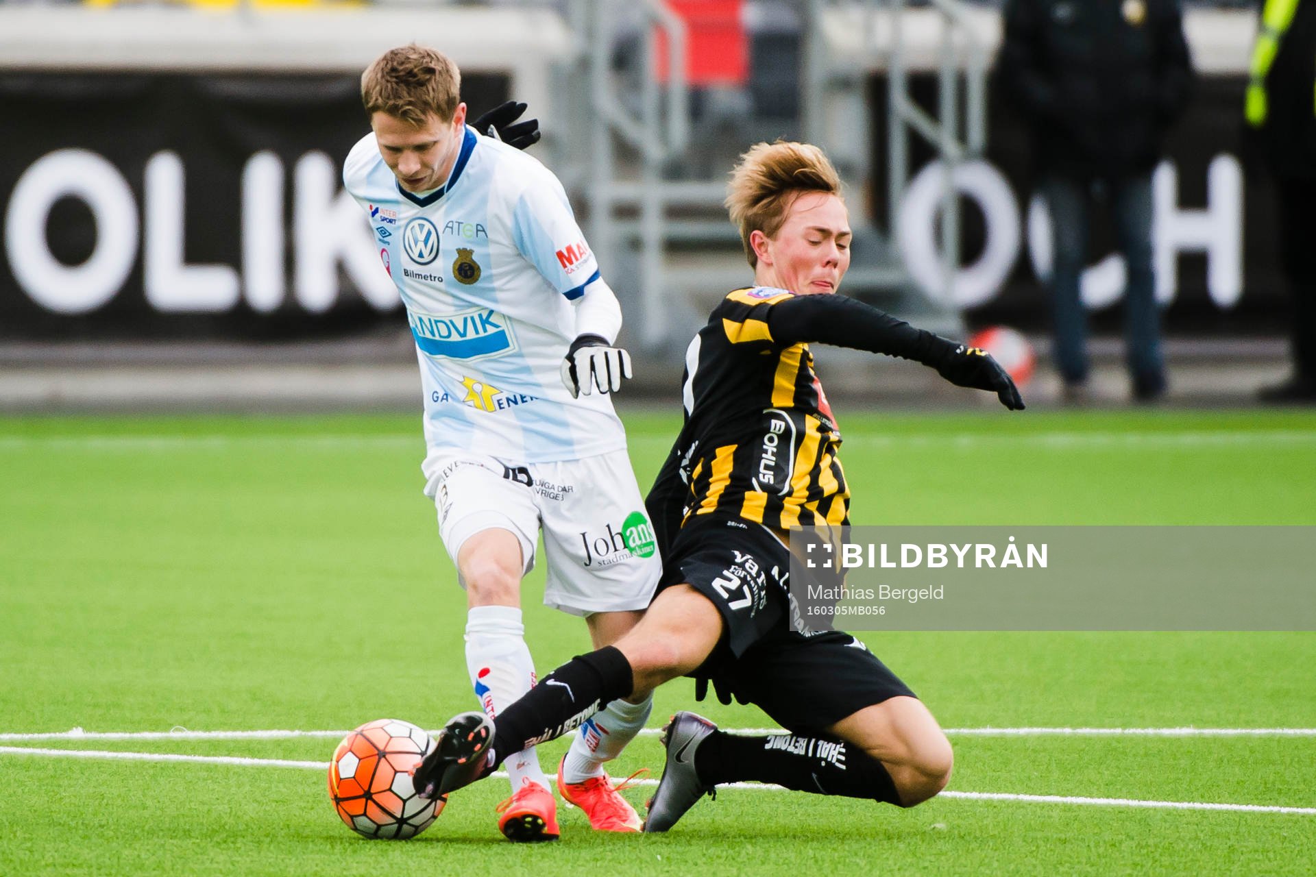 Häckens Joel Andersson glidtacklar Gefles Johan Bertilsson