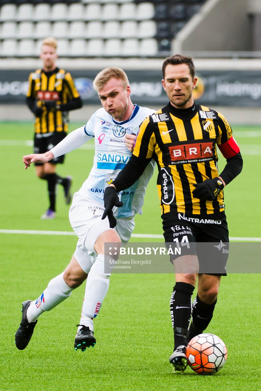 Häckens Martin Ericsson och Gefles Robin Nilsson i kamp om
