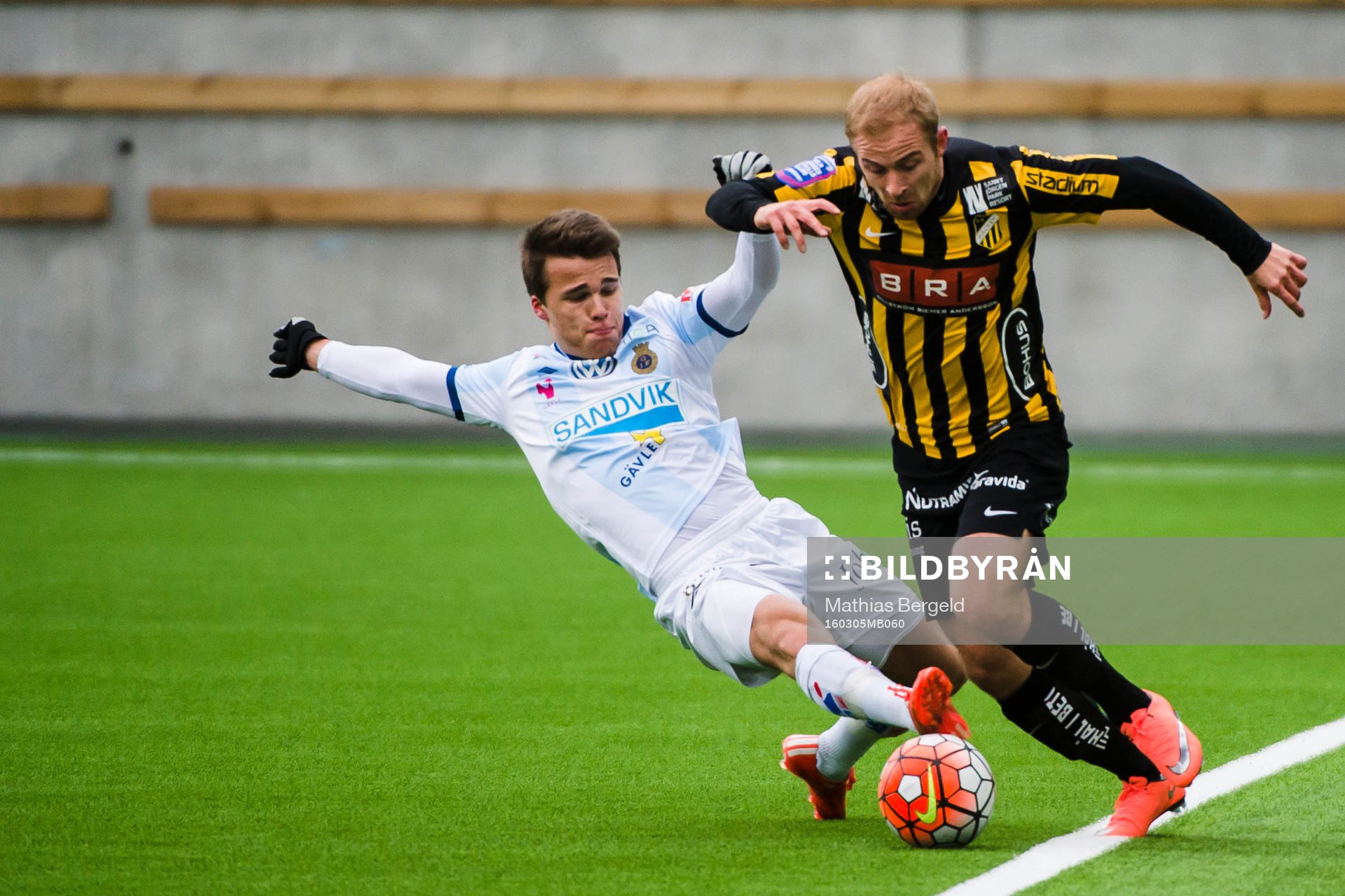 Gefles Simon Skrabb glidtacklar Häckens Kari Arkivuo