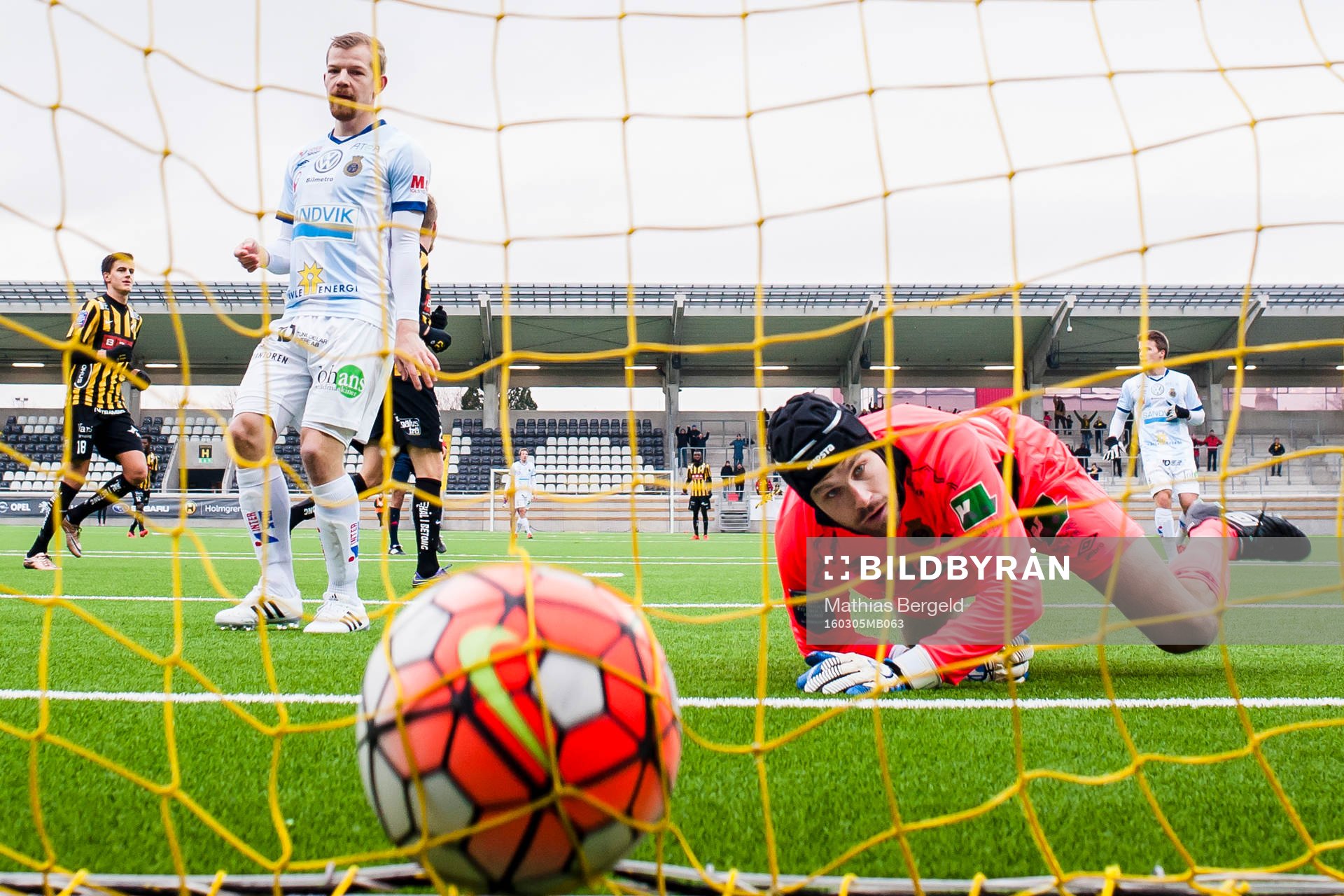 Gefles Jonas Lantto ser målvakt Emil Hedvall ligga och