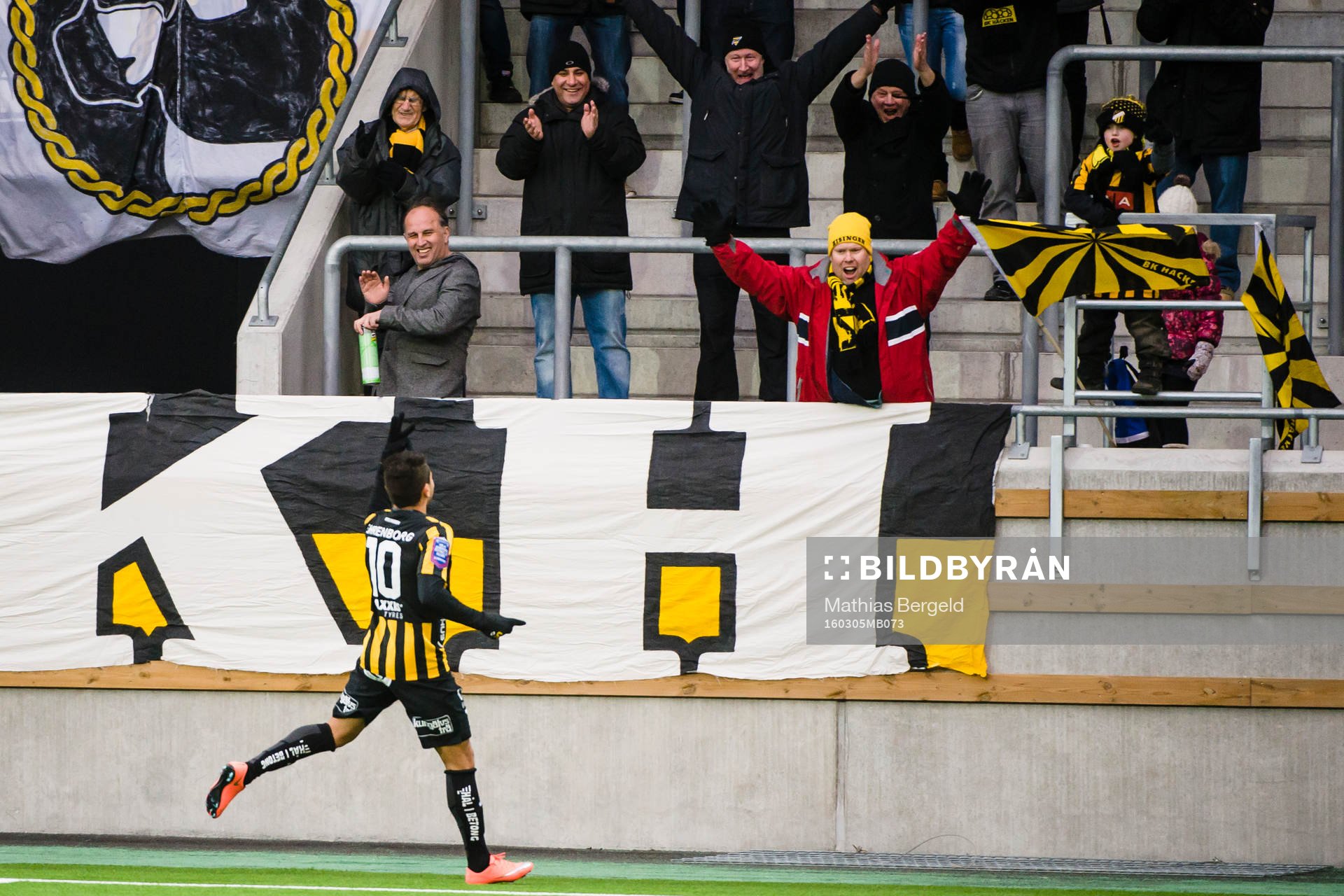 Häckens, Paulinho Paulo de Oliveira jublar framför fansen