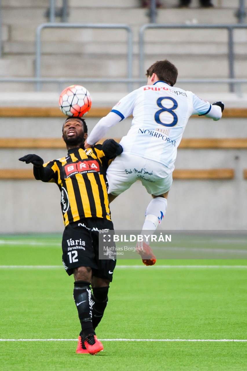 Häckens Mohammed Abubakari och Gefles Simon Skrabb i närkamp under fotbollsmatchen i Svenska Cupen mellan Häcken och Gefle den 5 mars 2016 i Göteborg.