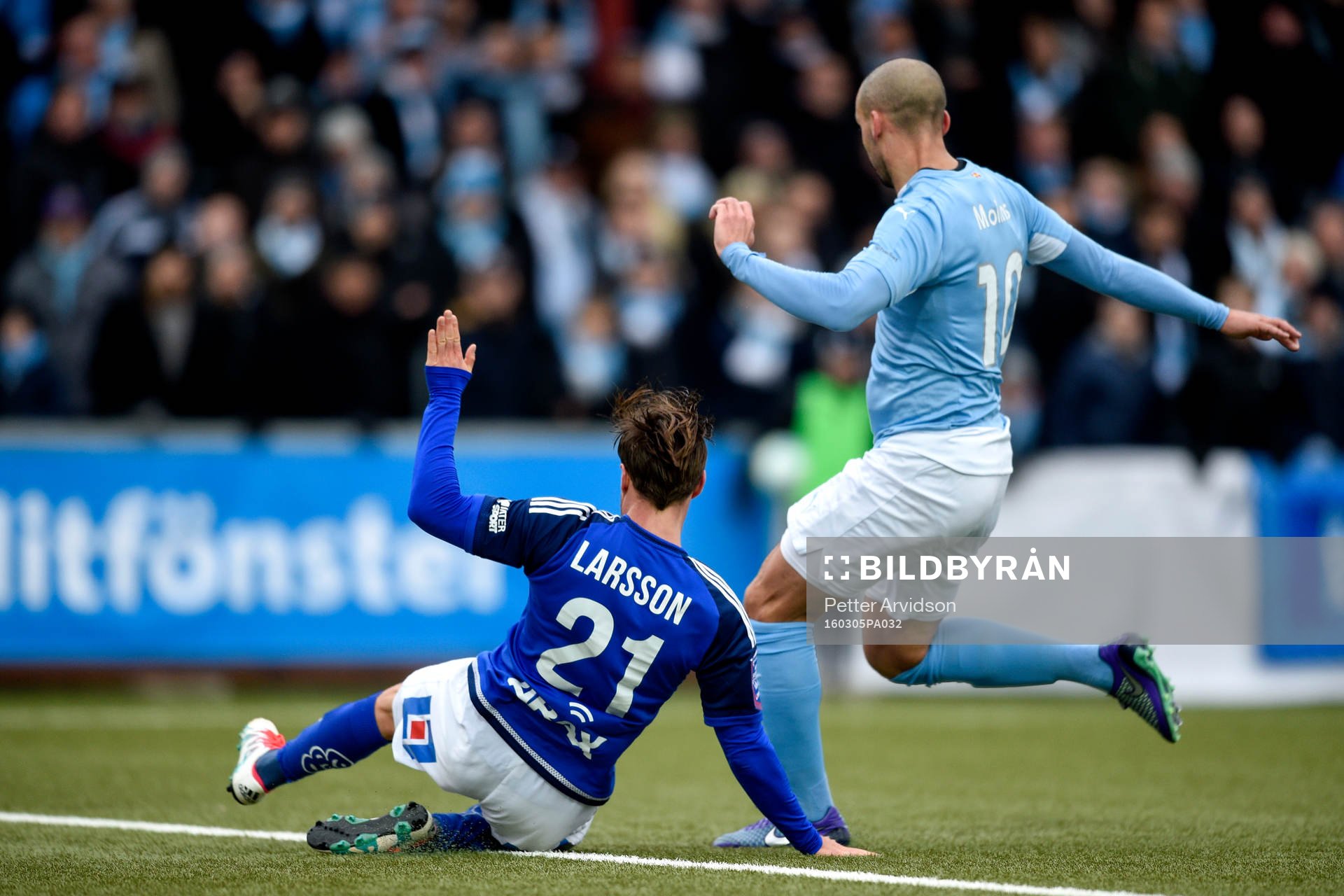 Sundsvalls Eric Larsson försöker stoppa men Malmö FFs