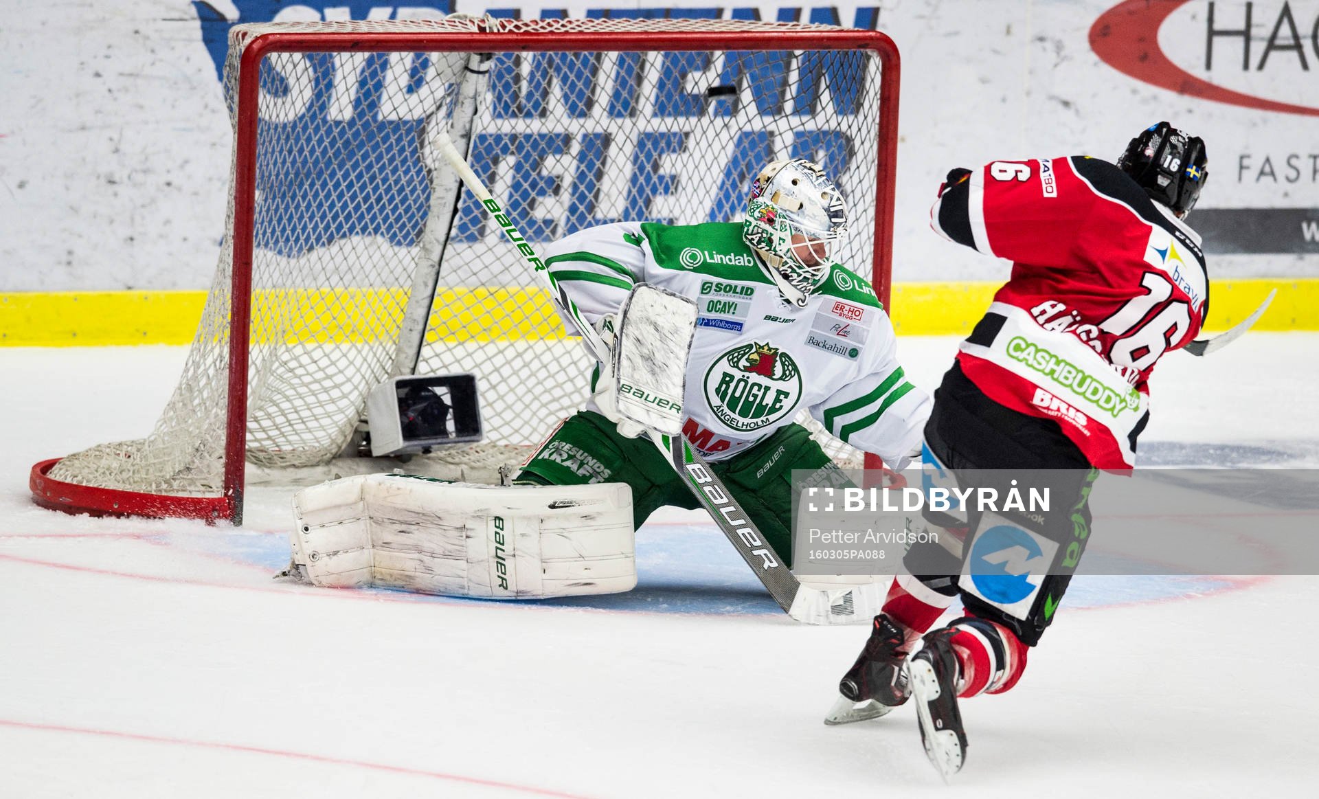 Malmö Redhawks Magnus Häggström skjuter mot Rögles