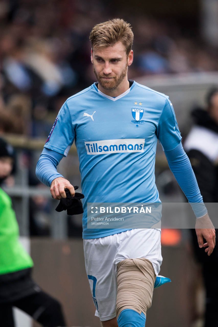 Malmö FFs Rasmus Bengtsson lämnar planen skadad