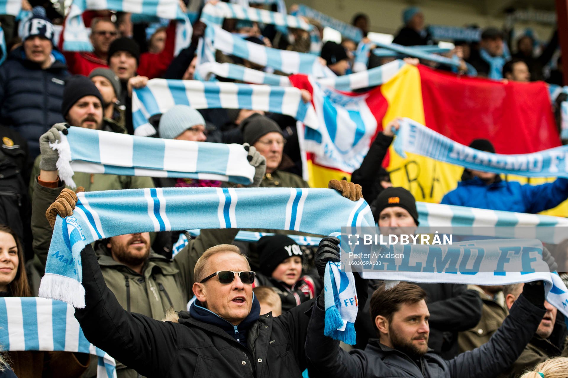 Malmö FFs supportrar håller upp sina halsdukar