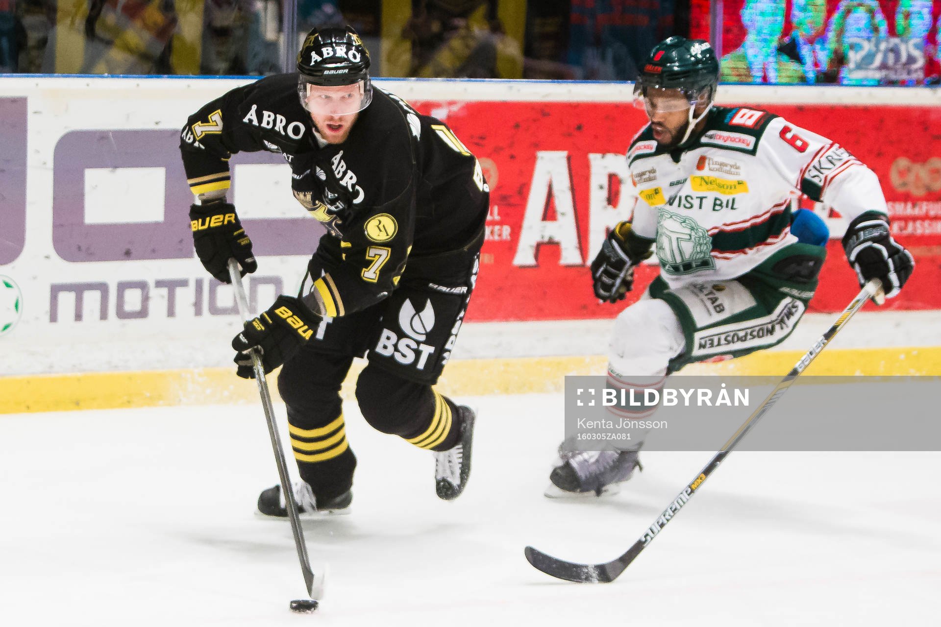 s Tobias Ericsson i kamp om pucken med Tingsryds Drew Paris