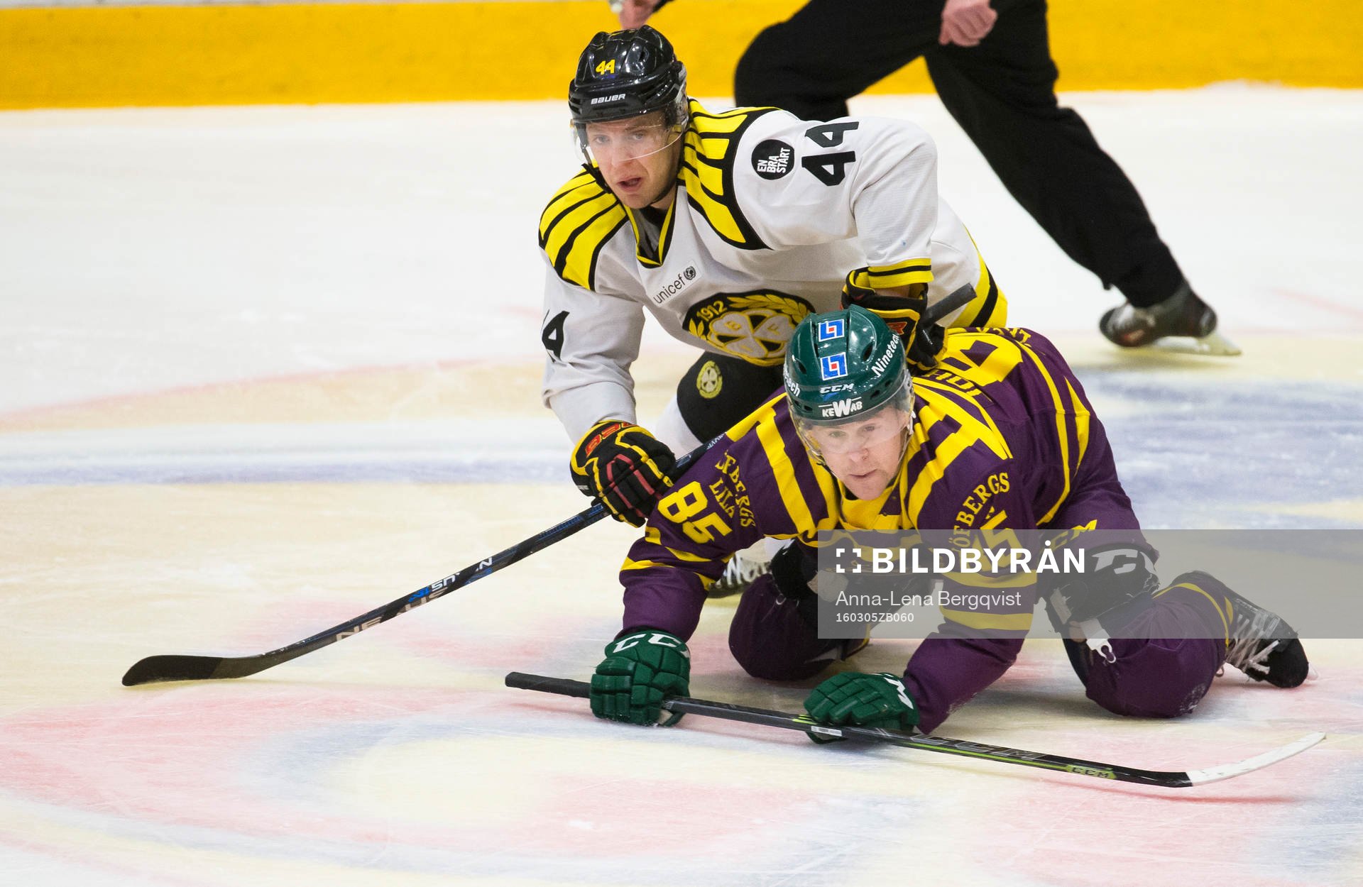 Brynäs Jacob Blomqvist trycker ner Färjestads Mikael