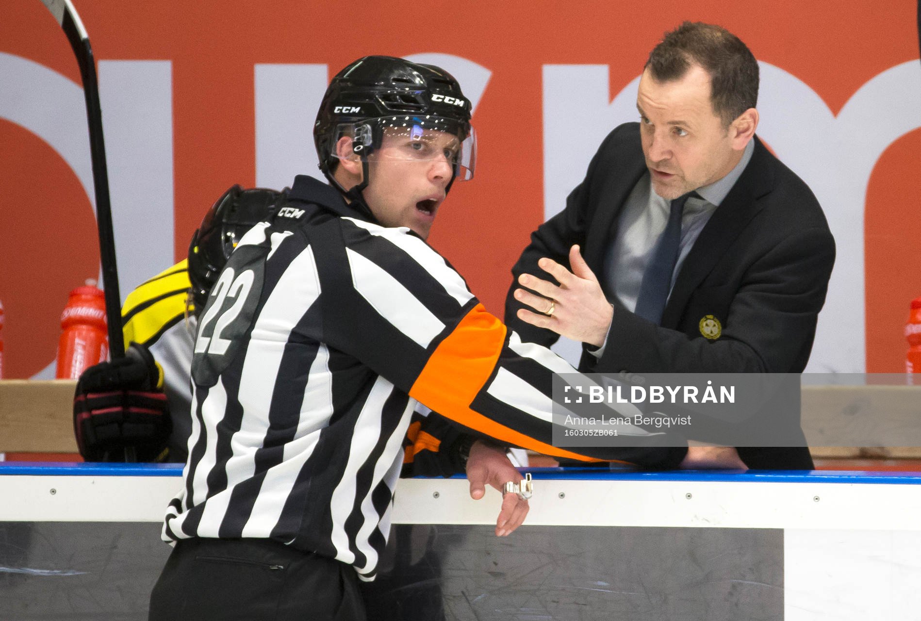 Brynäs tränare Thomas Berglund pratar med domaren