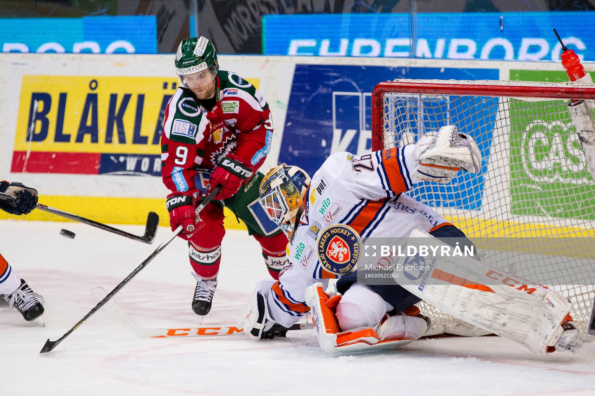 Frölundas Spencer Abbott mot Växjös målvakt Stefan Steen