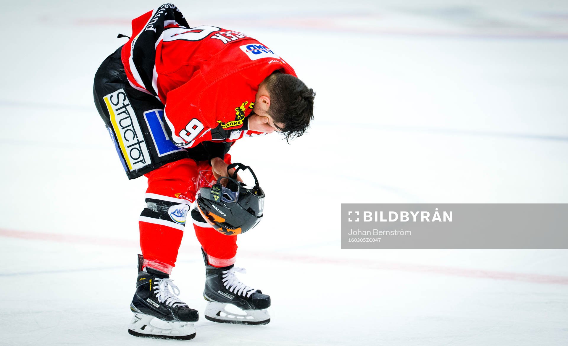 Örebros Libor Hudacek åker av isen skadad