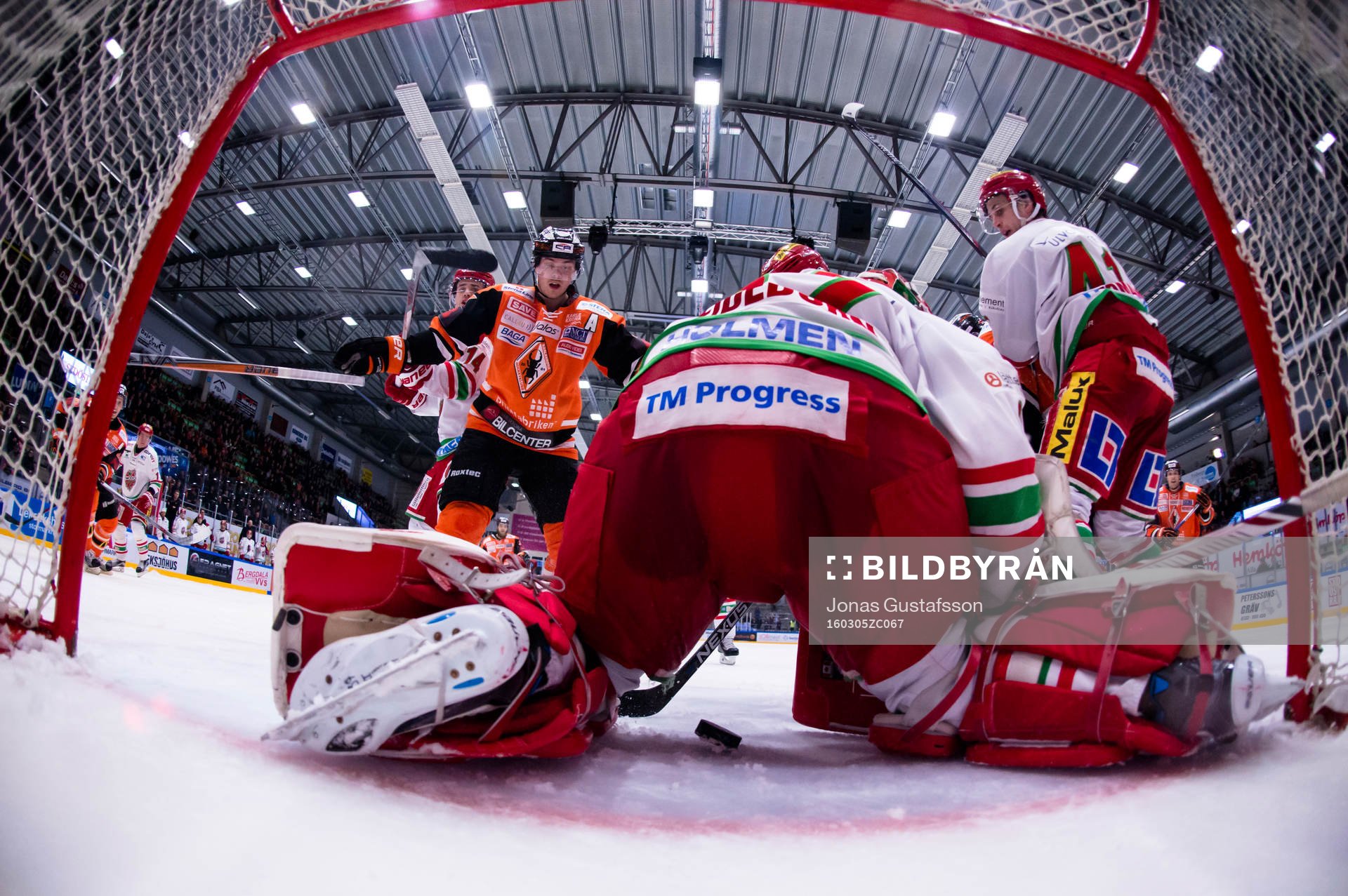 Modos målvakt Adam Reideborn har pucken mellan benen