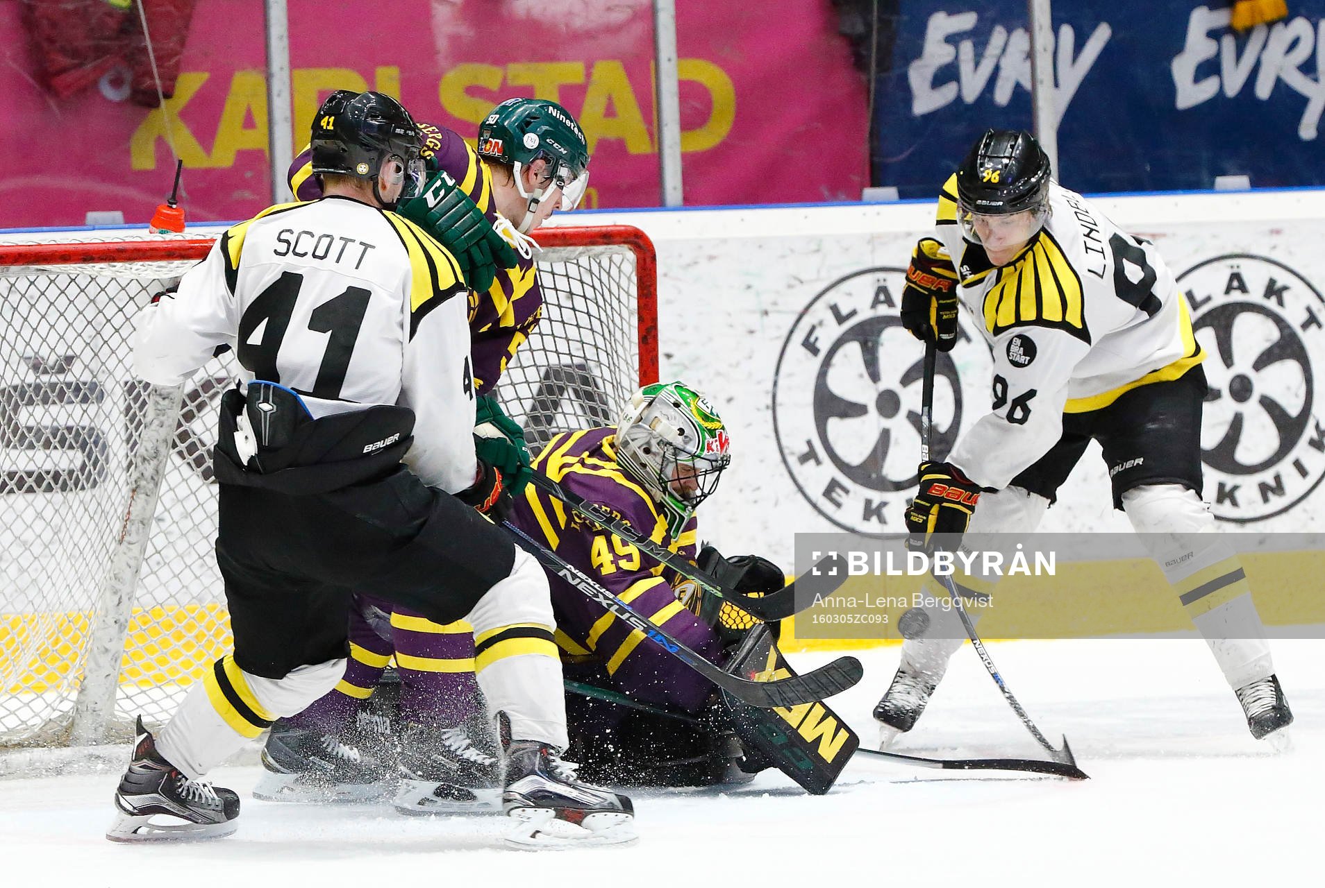 Brynäs Oskar Lindblom provar skott på Färjestads