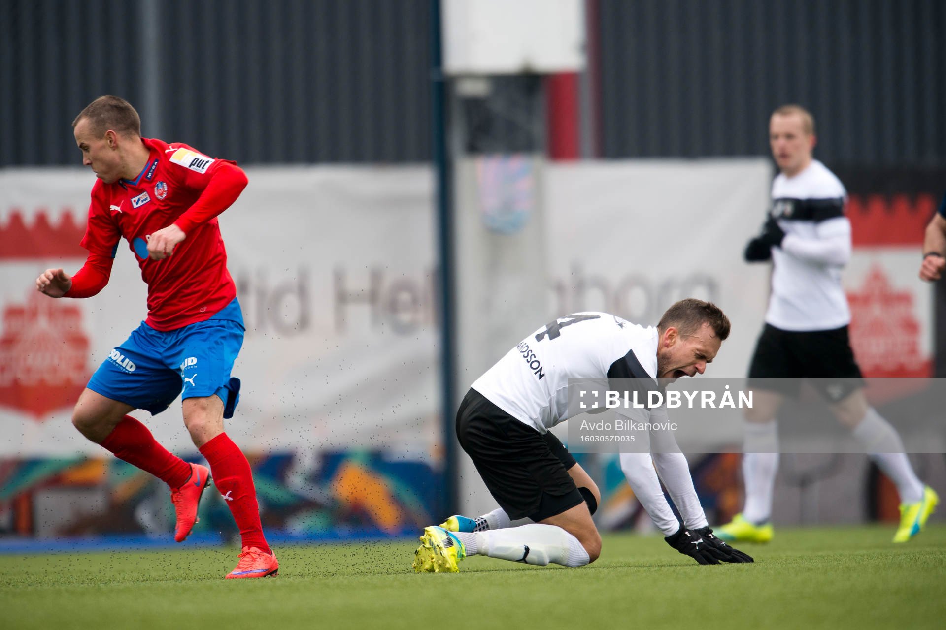 Örebros Hjörtur Logi Valgardsson blev skadad i duellen med Helsingborgs Calle Wede under fotbollsmatchen i Svenska Cupen mellan Helsingborg och Örebro den 5 mars 2016 i Helsingborg.