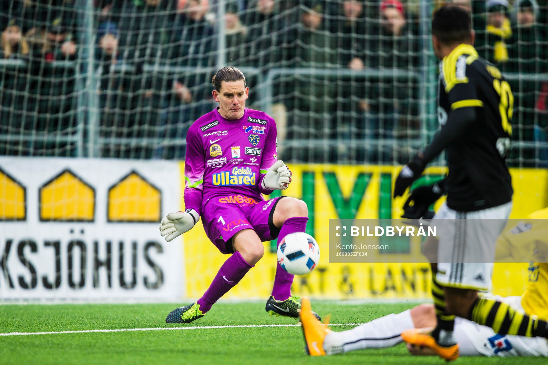 Falkenbergs målvakt Otto Martler med en räddning