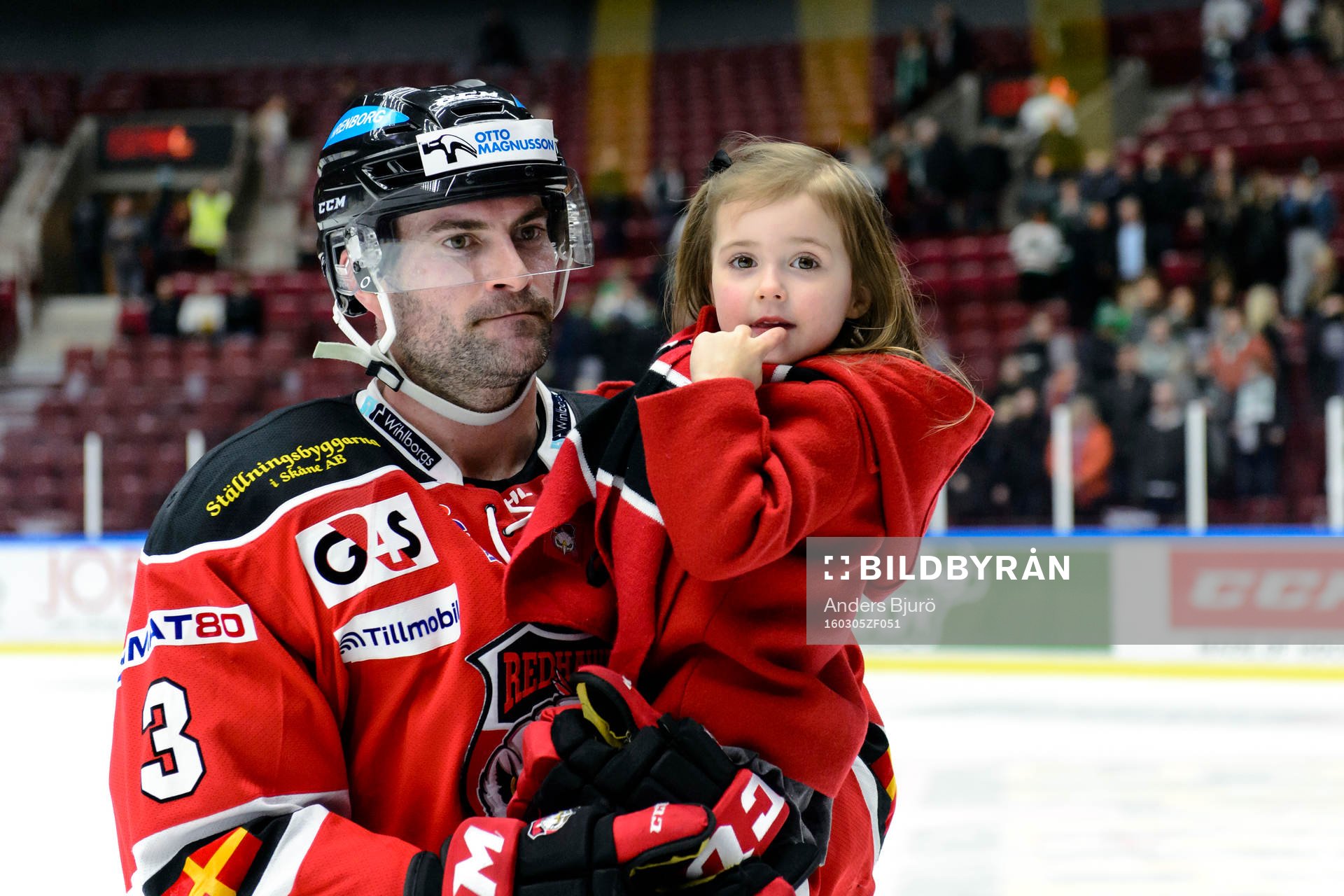 Malmö Redhawks Kent McDonell med sin dotter på isen