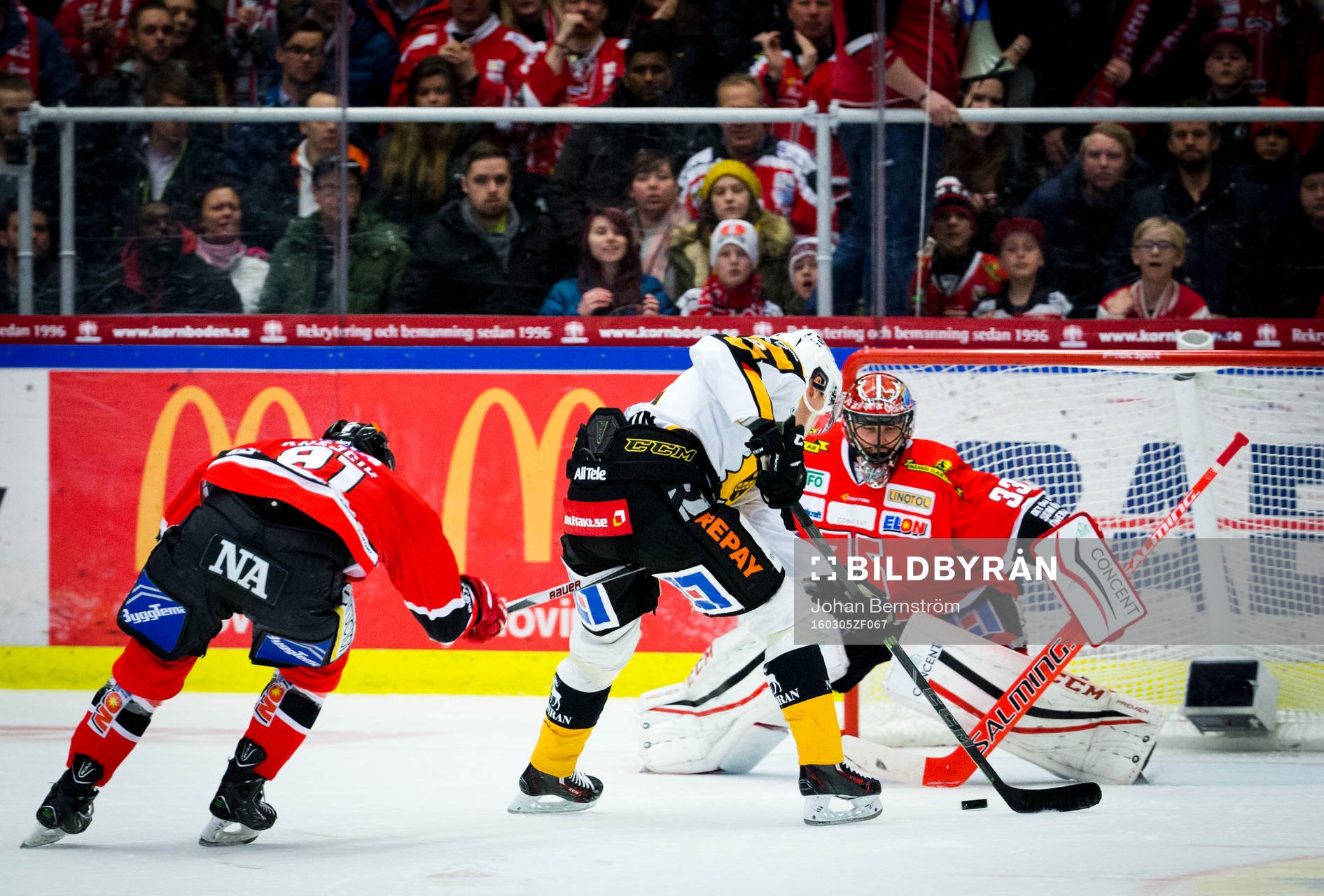 Örebros Jakub Krejcik kör upp klubban mellan benen på
