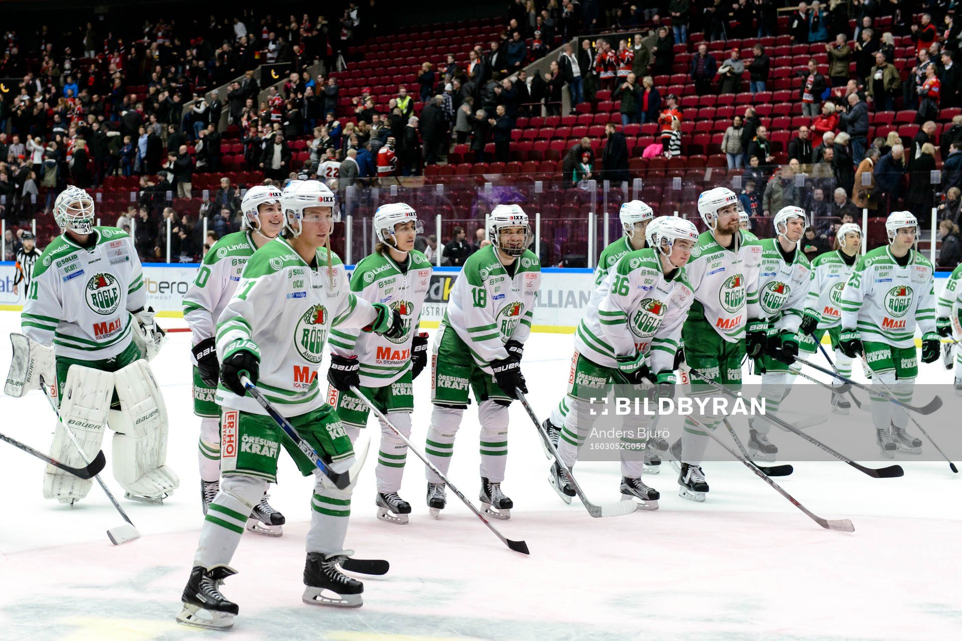 Rögles spelar jublar och tackar sina supporters