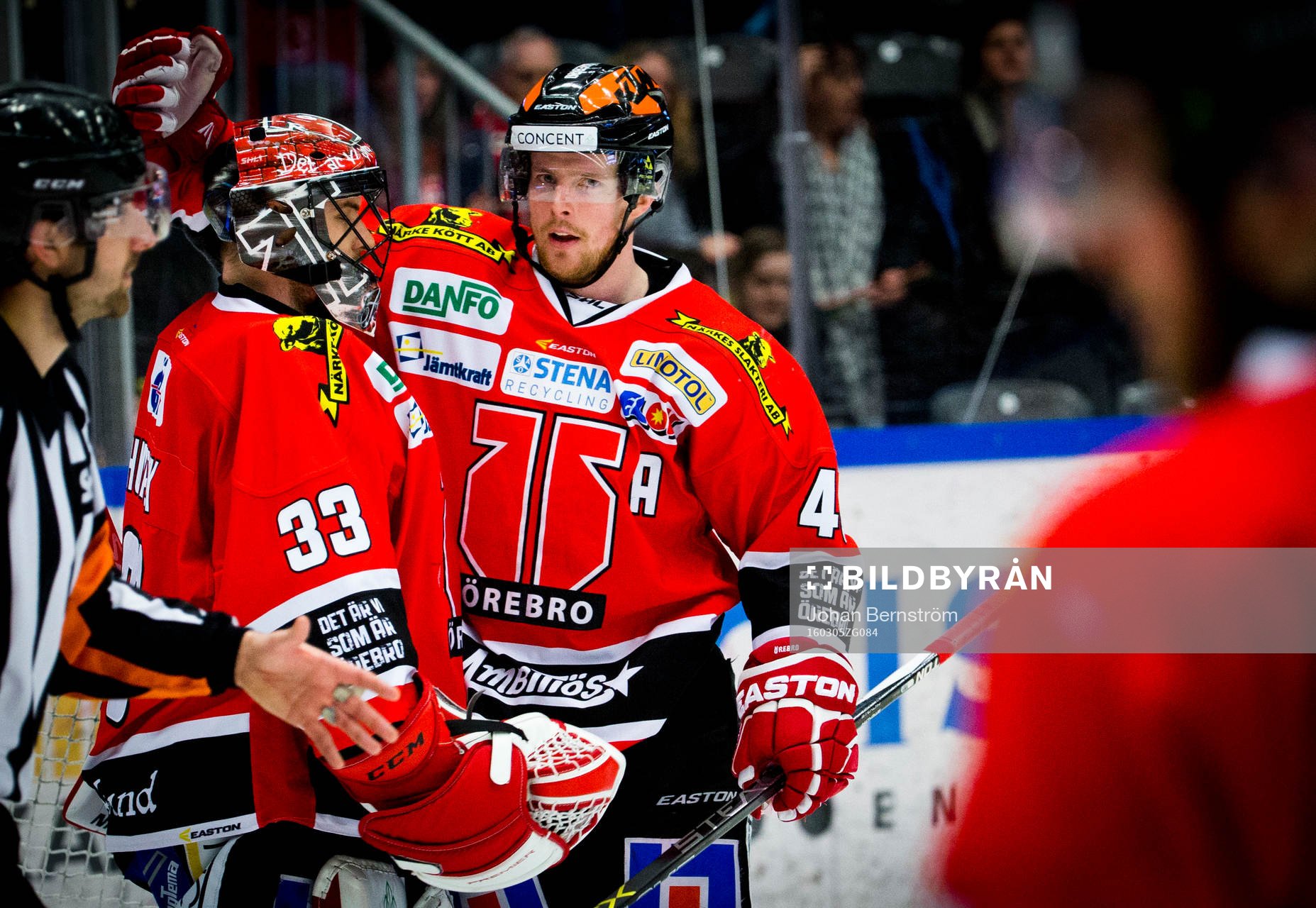 Örebros målvakt Julius Hudacek och Anders Eriksson jublar