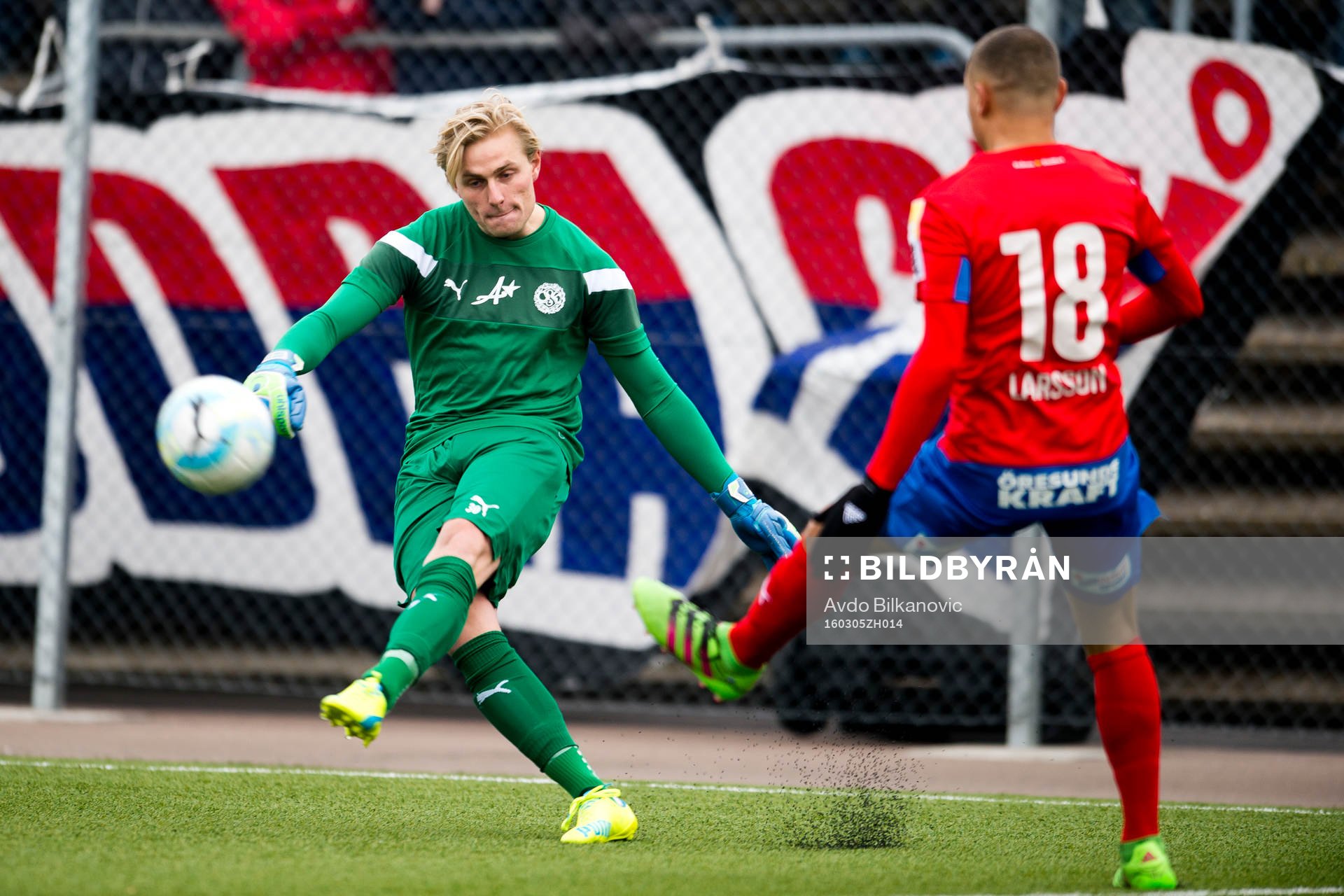 Helsingborgs Jordan Larsson framför Örebros målvakt