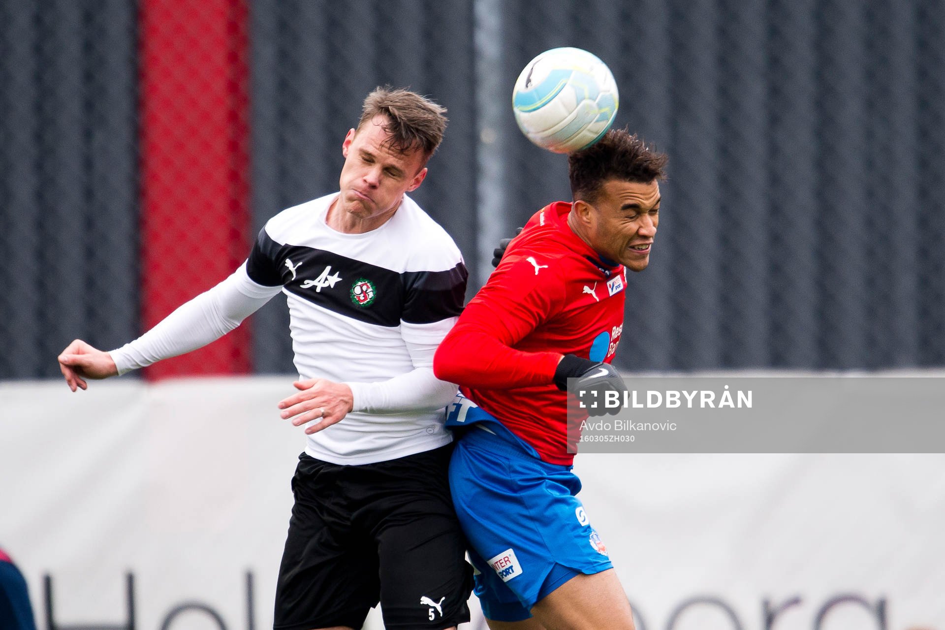 Helsingborgs Matthew Rusike i nick duell med Örebros Erik