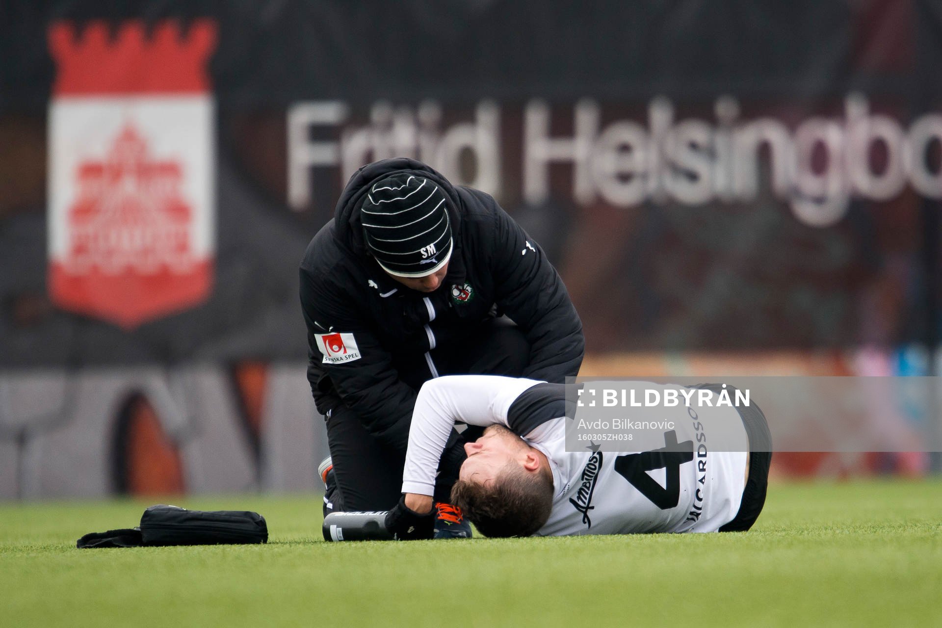 Örebros Hjörtur Logi Valgardsson får hjälp efter att ha blivit skadad under fotbollsmatchen i Svenska Cupen mellan Helsingborg och Örebro den 5 mars 2016 i Helsingborg.