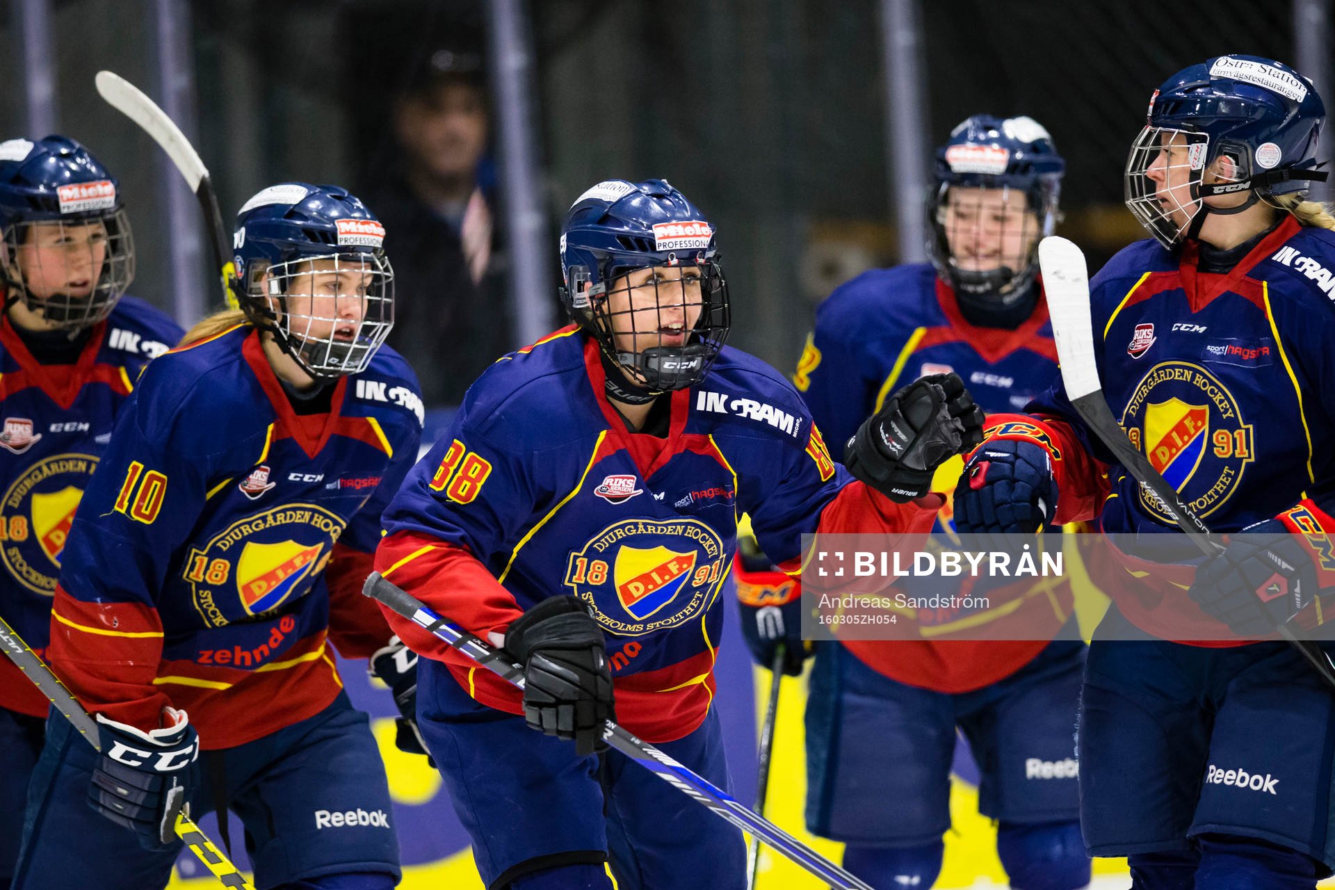 Djurgårdens Hanna Olsson (m) gör 1-0 och firar med