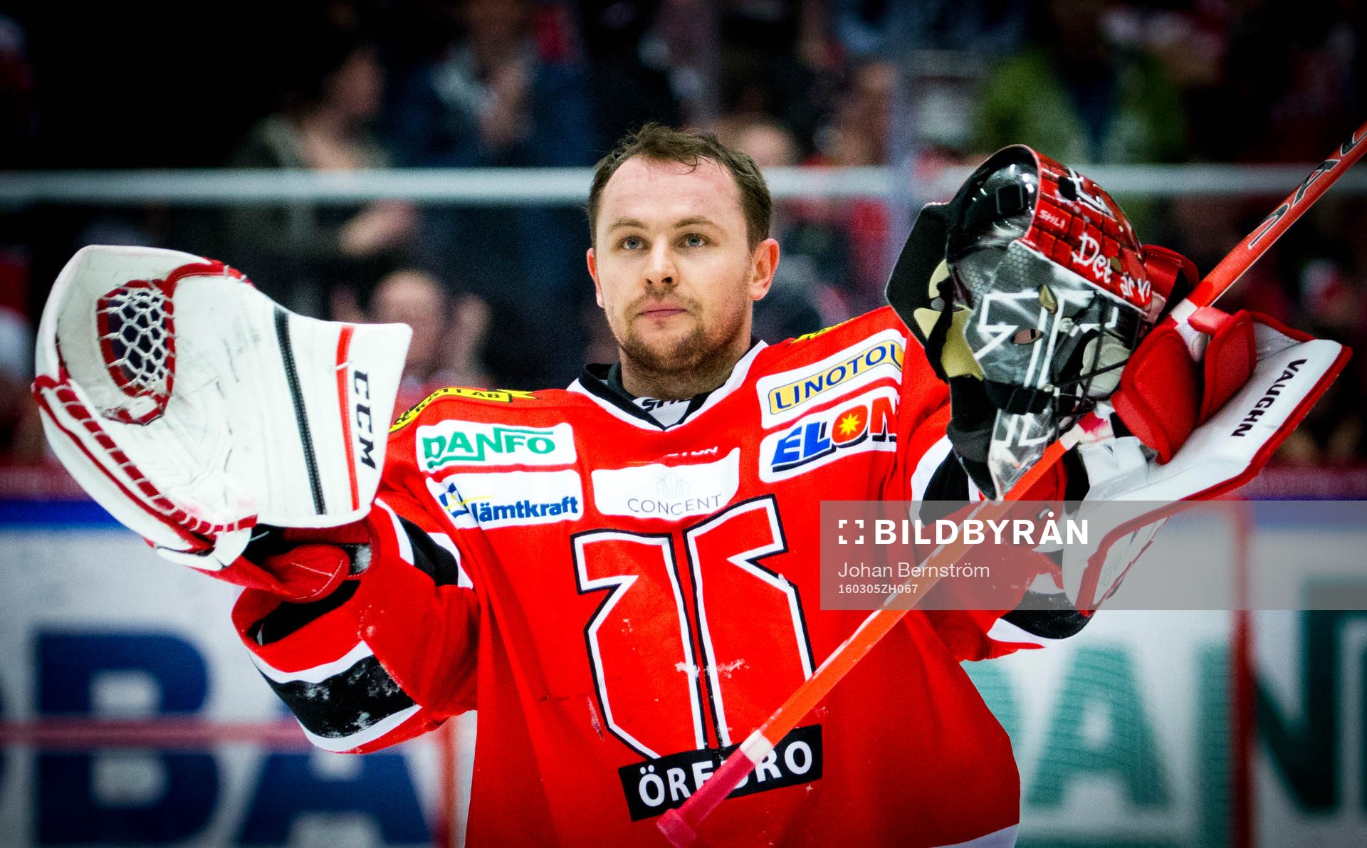 Örebros målvakt Julius Hudacek jublar med fansen