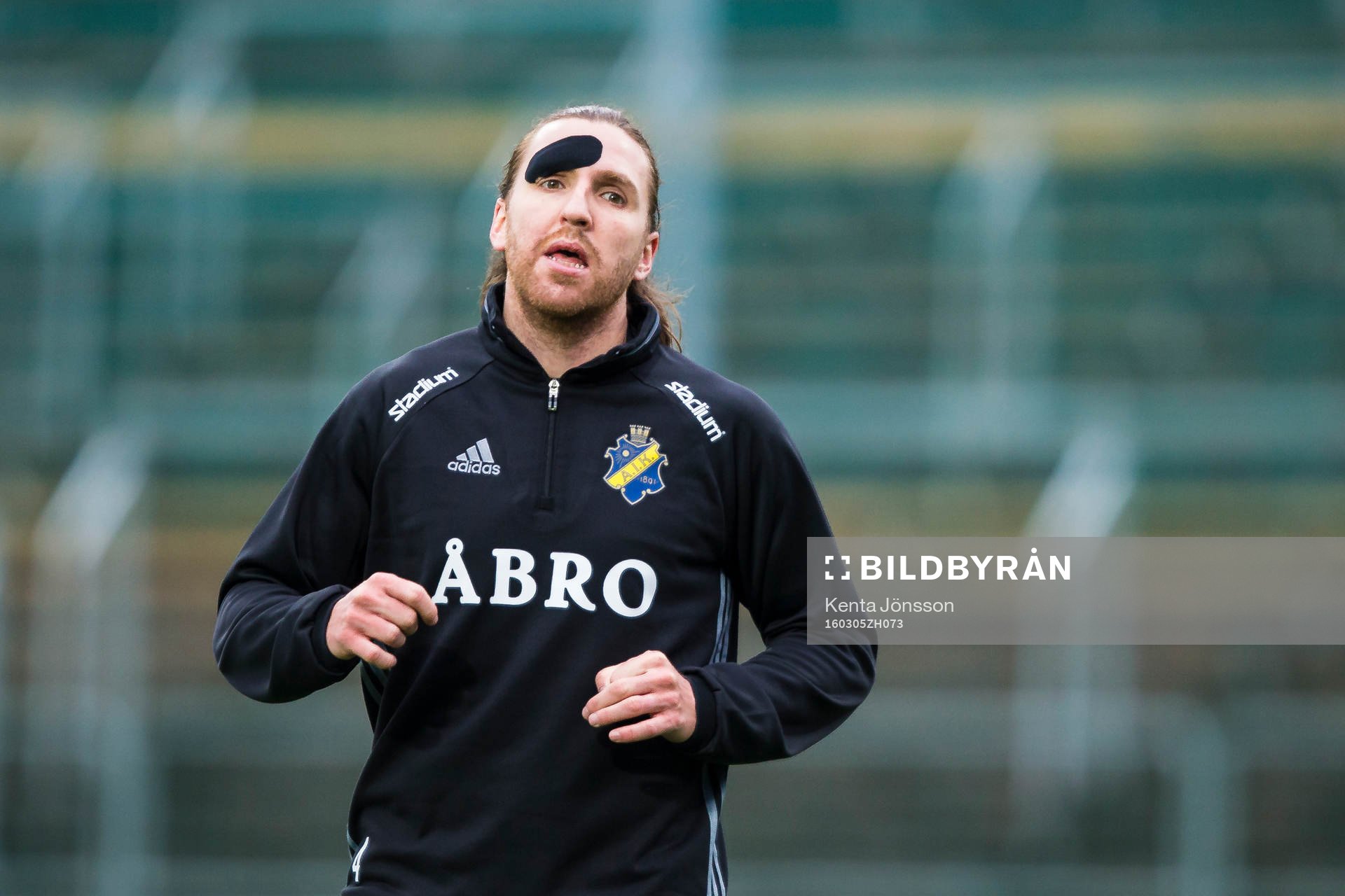 s Nils-Eric Johansson med ett plåster i pannan
