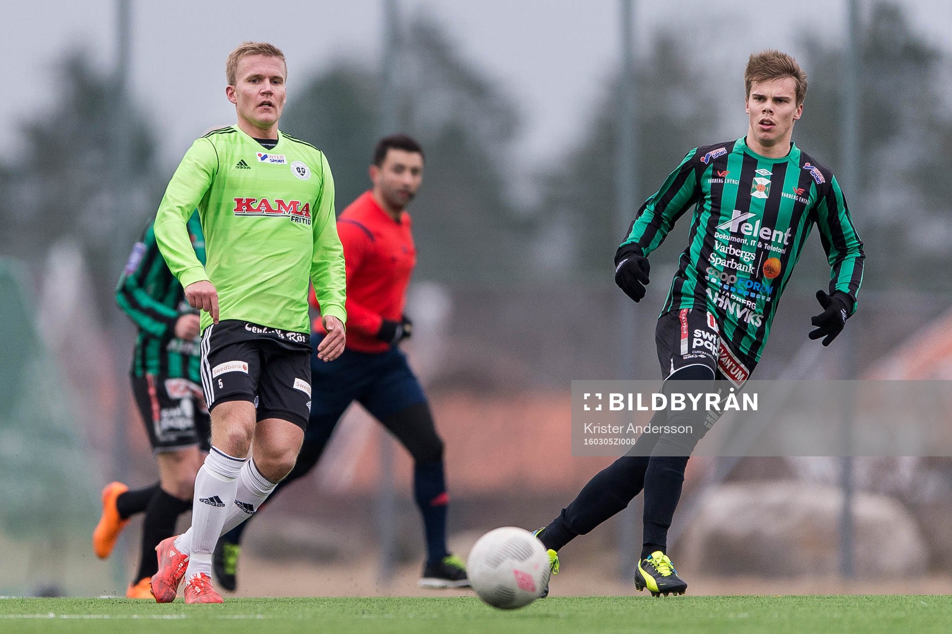 Tenhults Adam Hermansson och Varbergs Elias Andersson under fotbollsmatchen i Svenska Cupen mellan Varberg och Tenhult den 5 mars 2016 i Varberg.