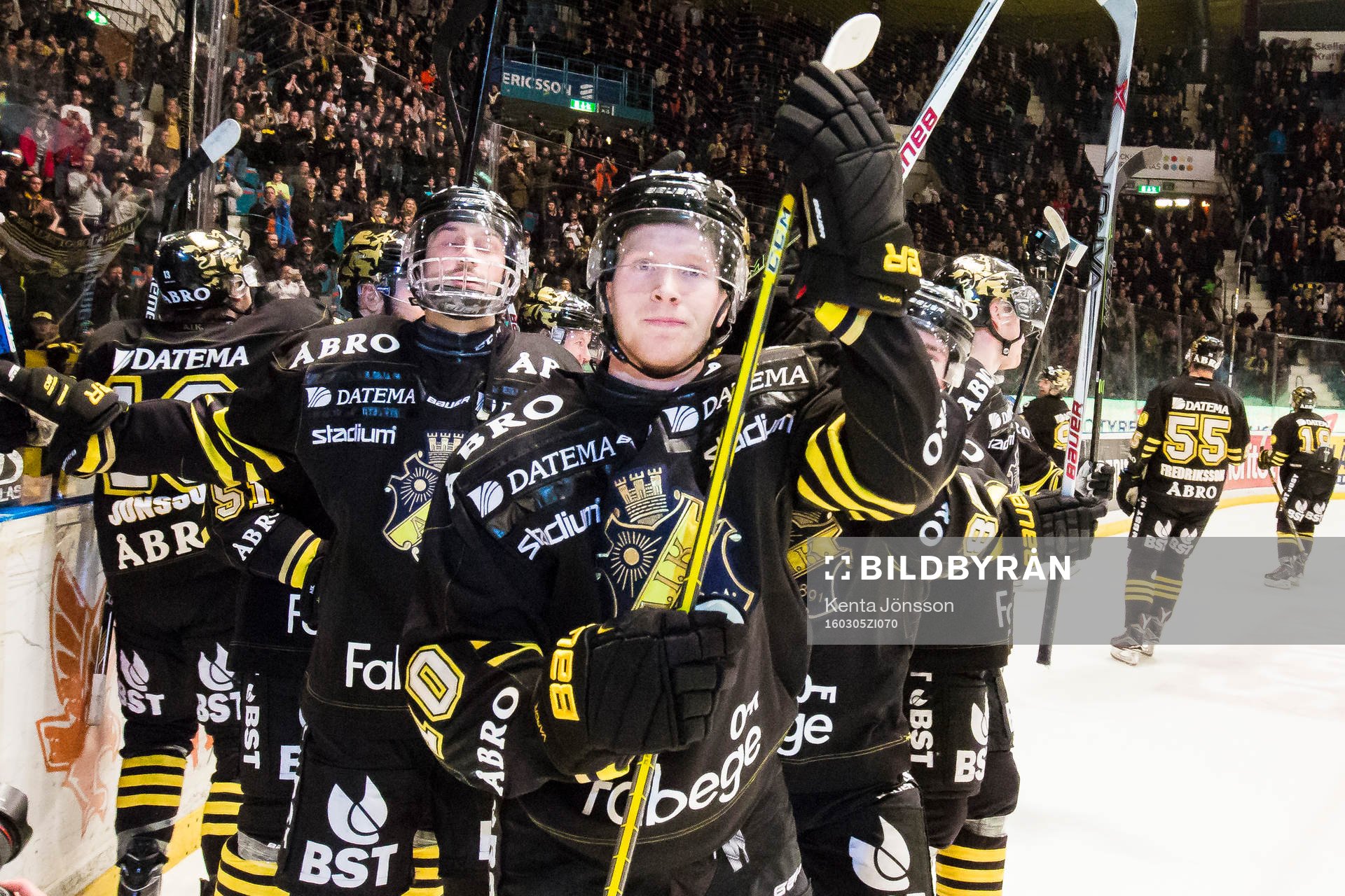 s Nicklas Heinerö jublar med Daniel Olsson Trkulja och