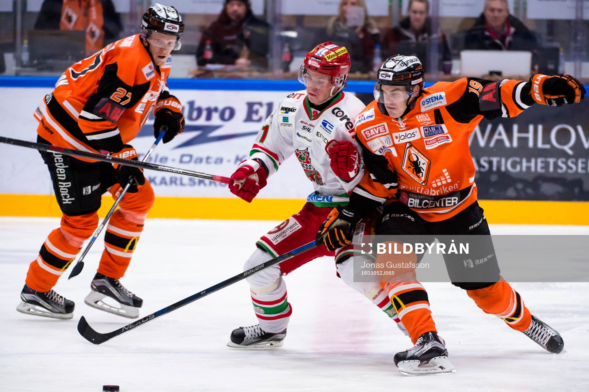 Modos Victor Olofsson i kamp om pucken
