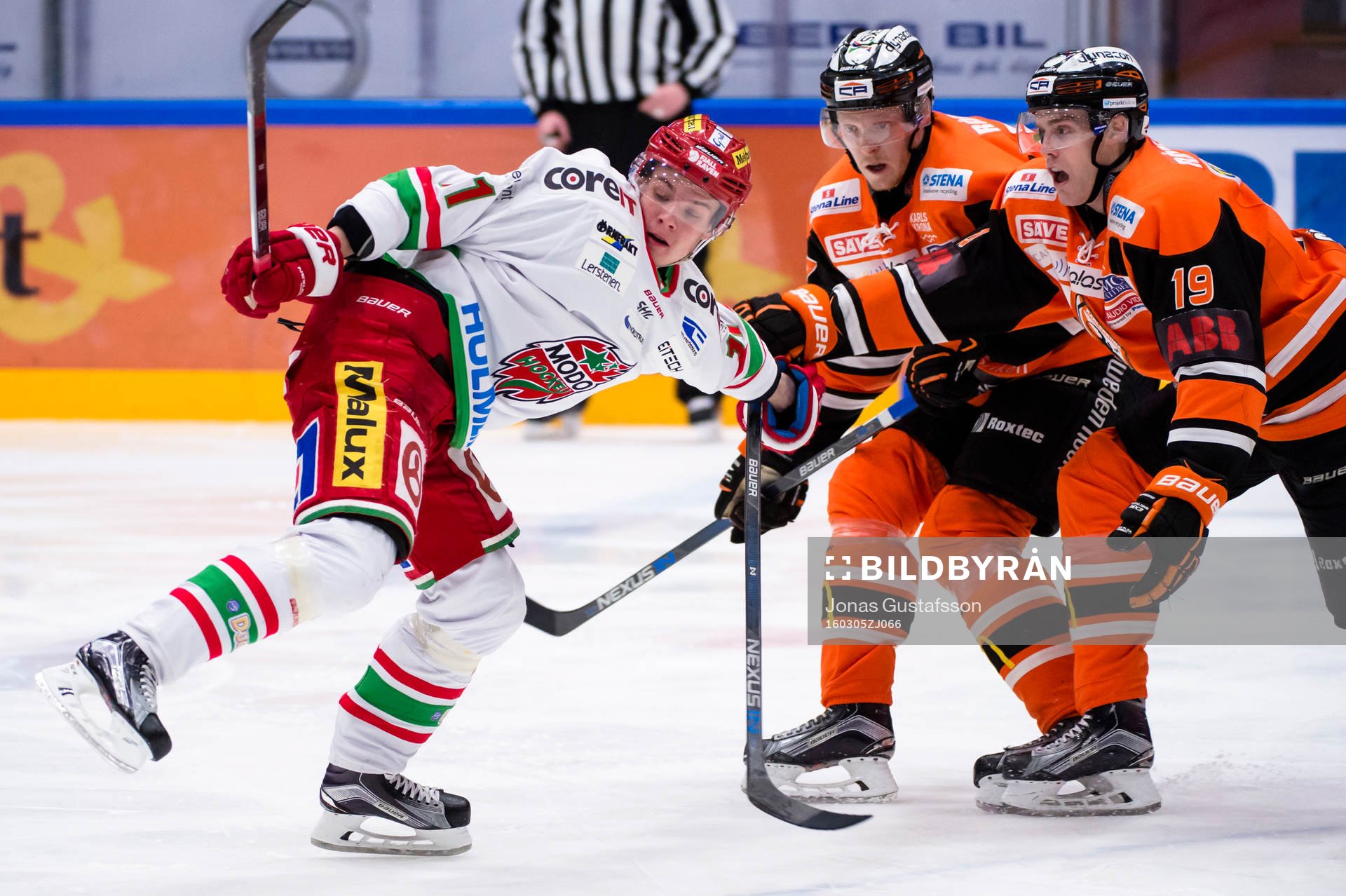Modos Victor Olofsson i kamp om pucken