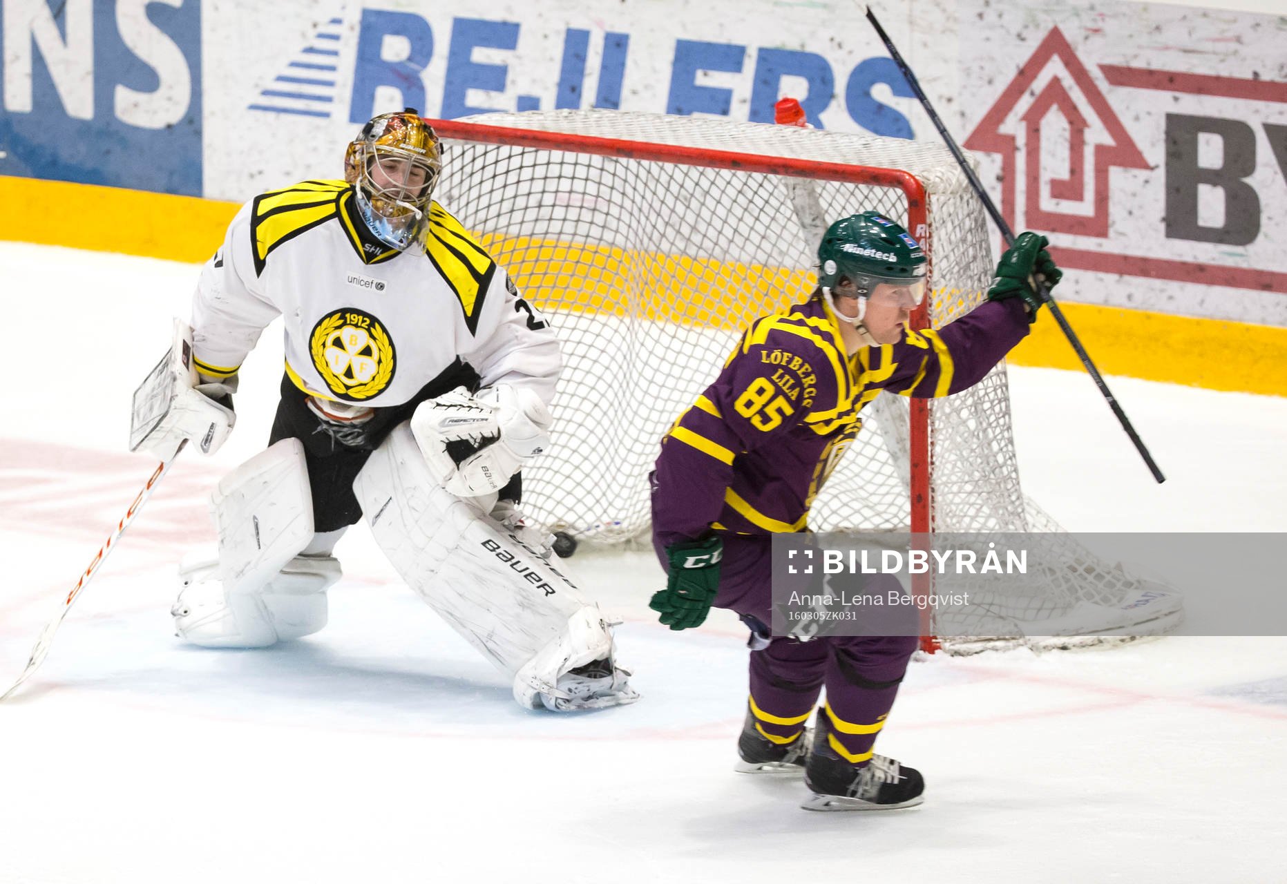 Färjestads Mikael Johansson gör mål 1-1 bakom Brynäs