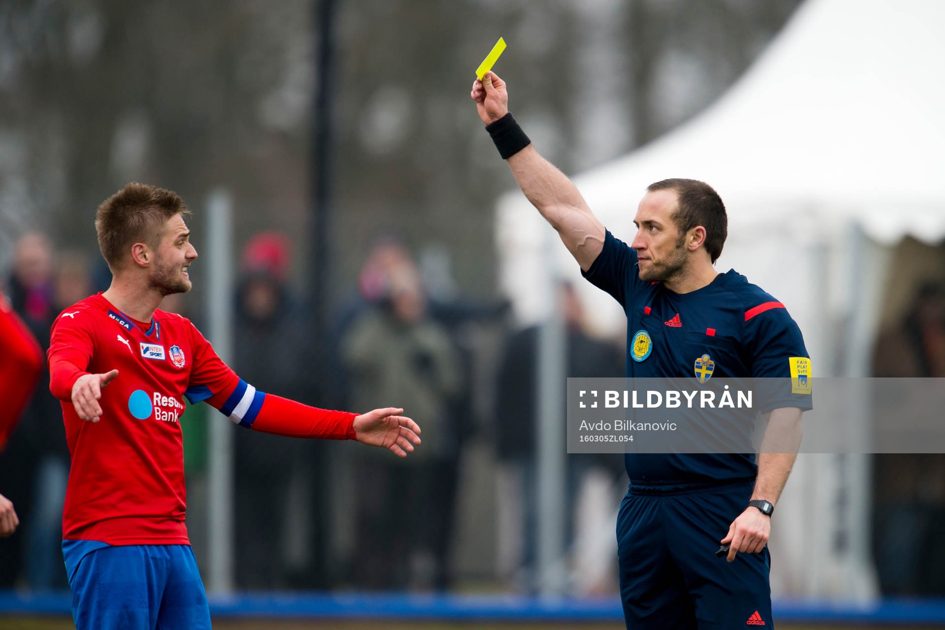 Domare Kaspar Sjöberg varnar Helsingborgs Johan Mårtensson
