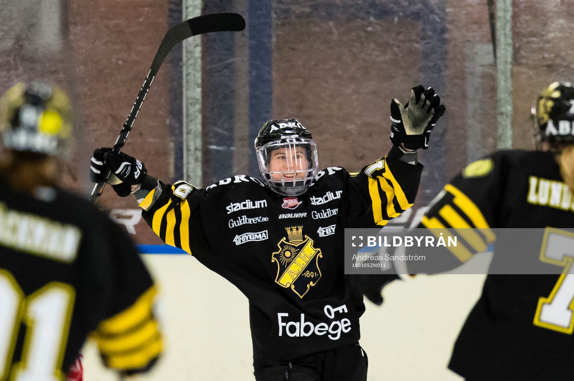 s Lisa Johansson sträcker armarna i luften
