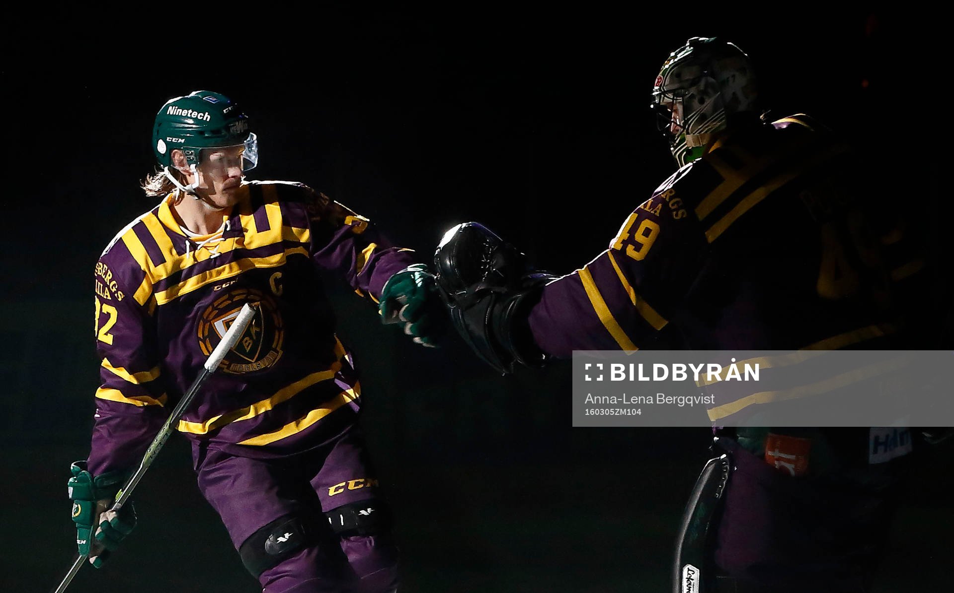 Färjestads Magnus Nygren och målvakt Justin Pogge vid