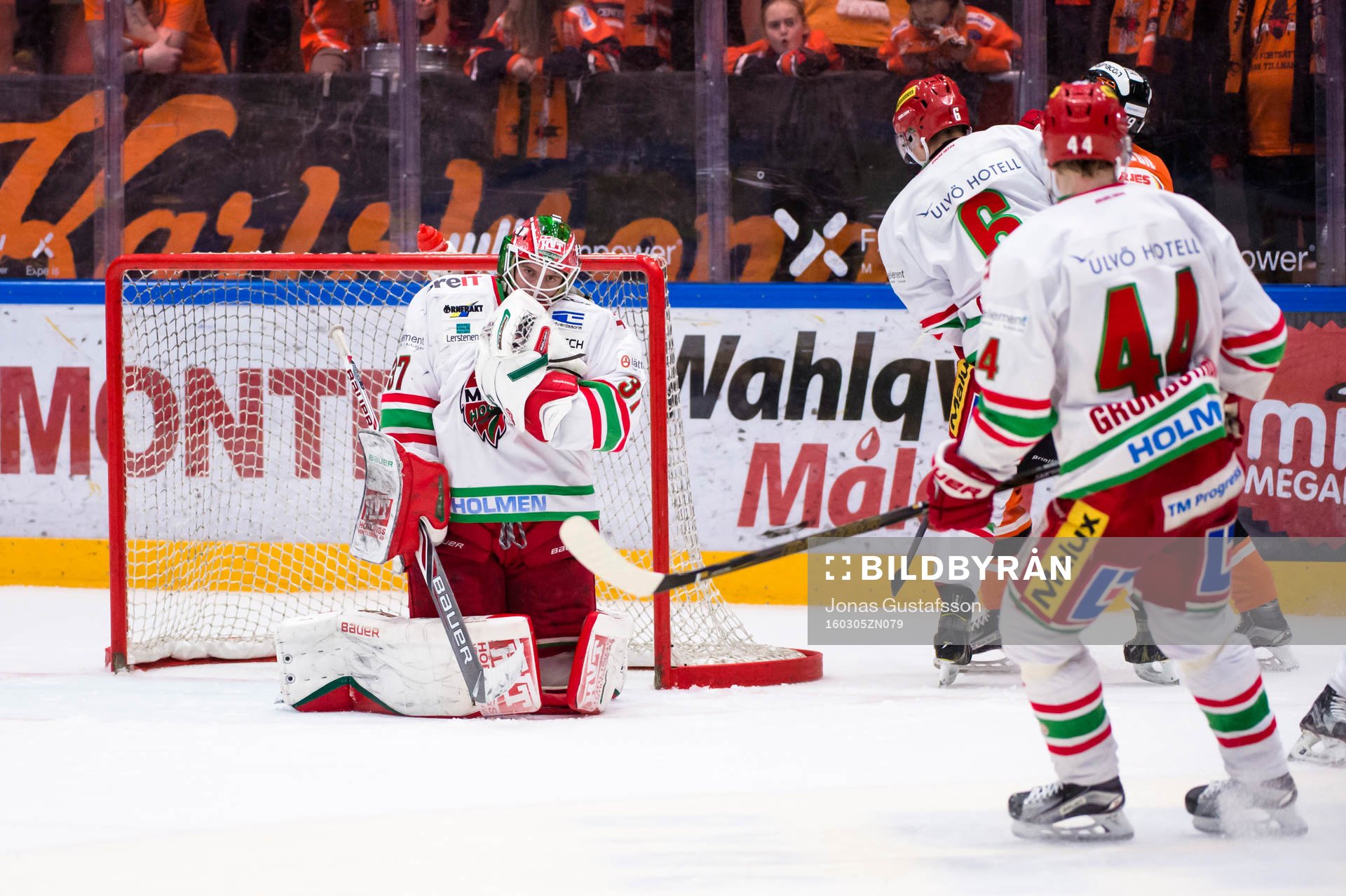 Modos målvakt Adam Reideborn räddar en puck