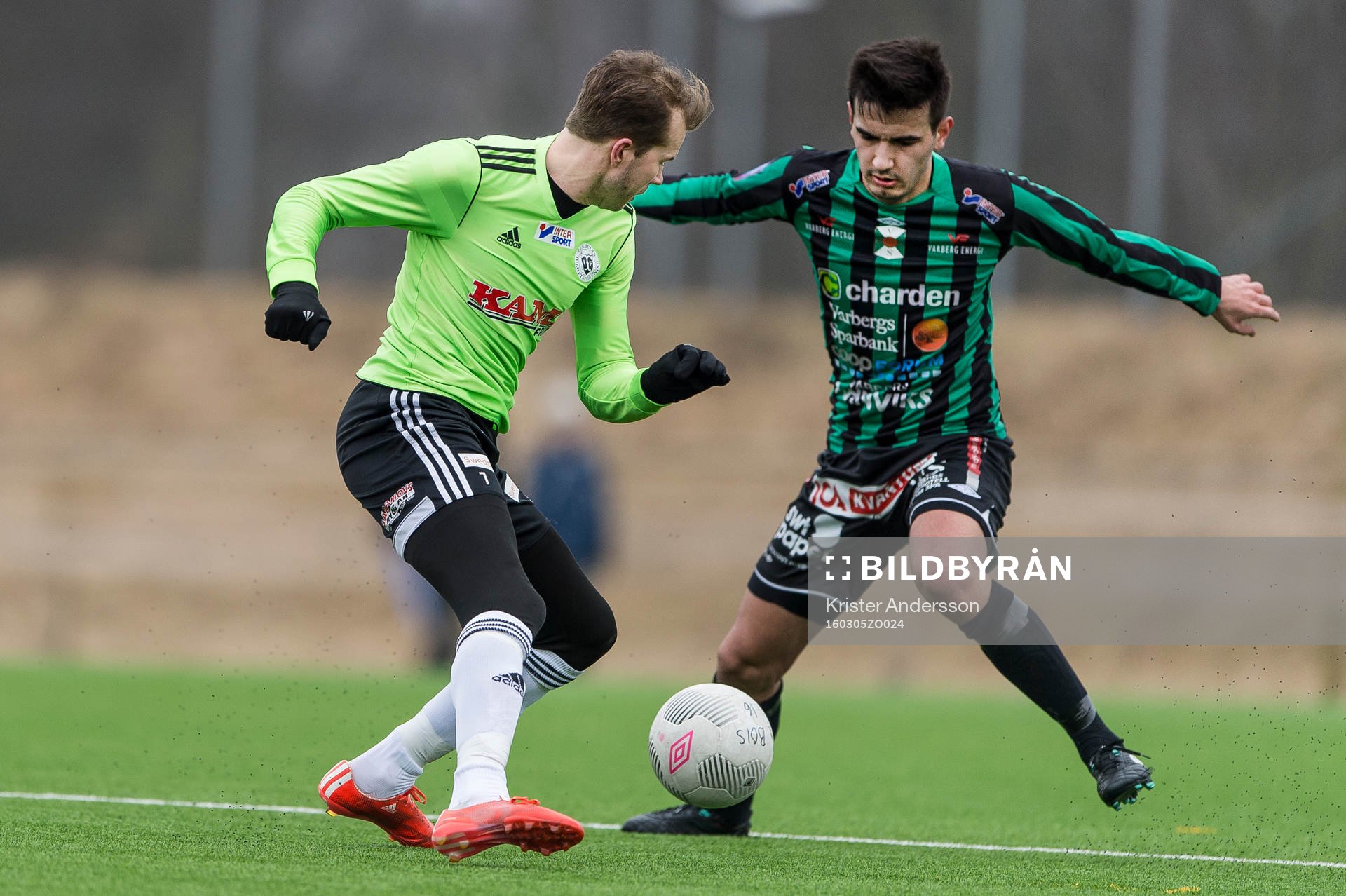 Tenhults Johan Fridén och Varbergs Valmir Zekolli under fotbollsmatchen i Svenska Cupen mellan Varberg och Tenhult den 5 mars 2016 i Varberg.